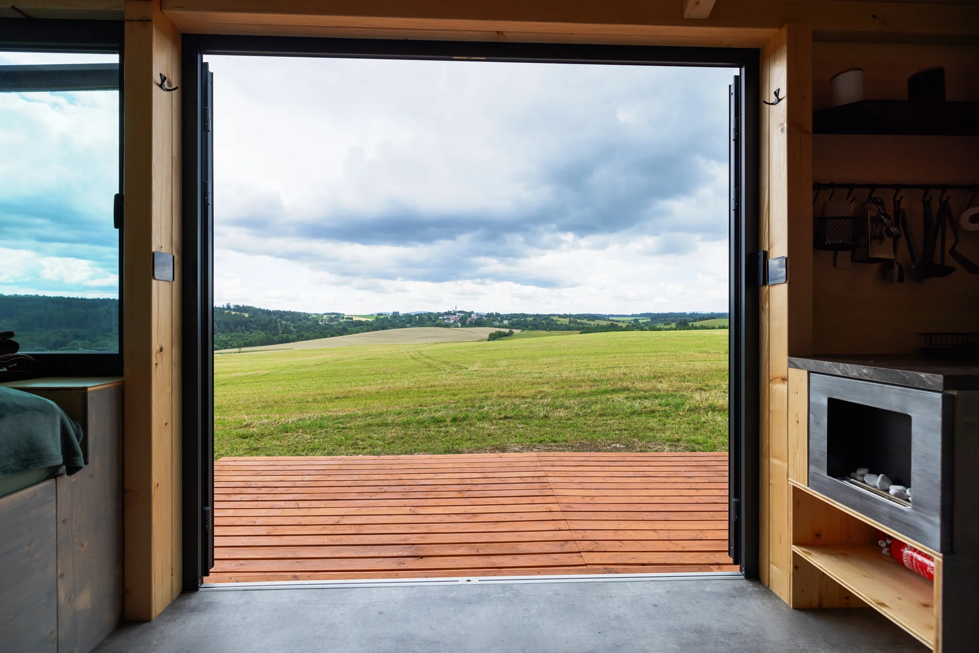 Tiny house Honzík: plně vybavený domek u lesa s terasou a výhledem na pastviny