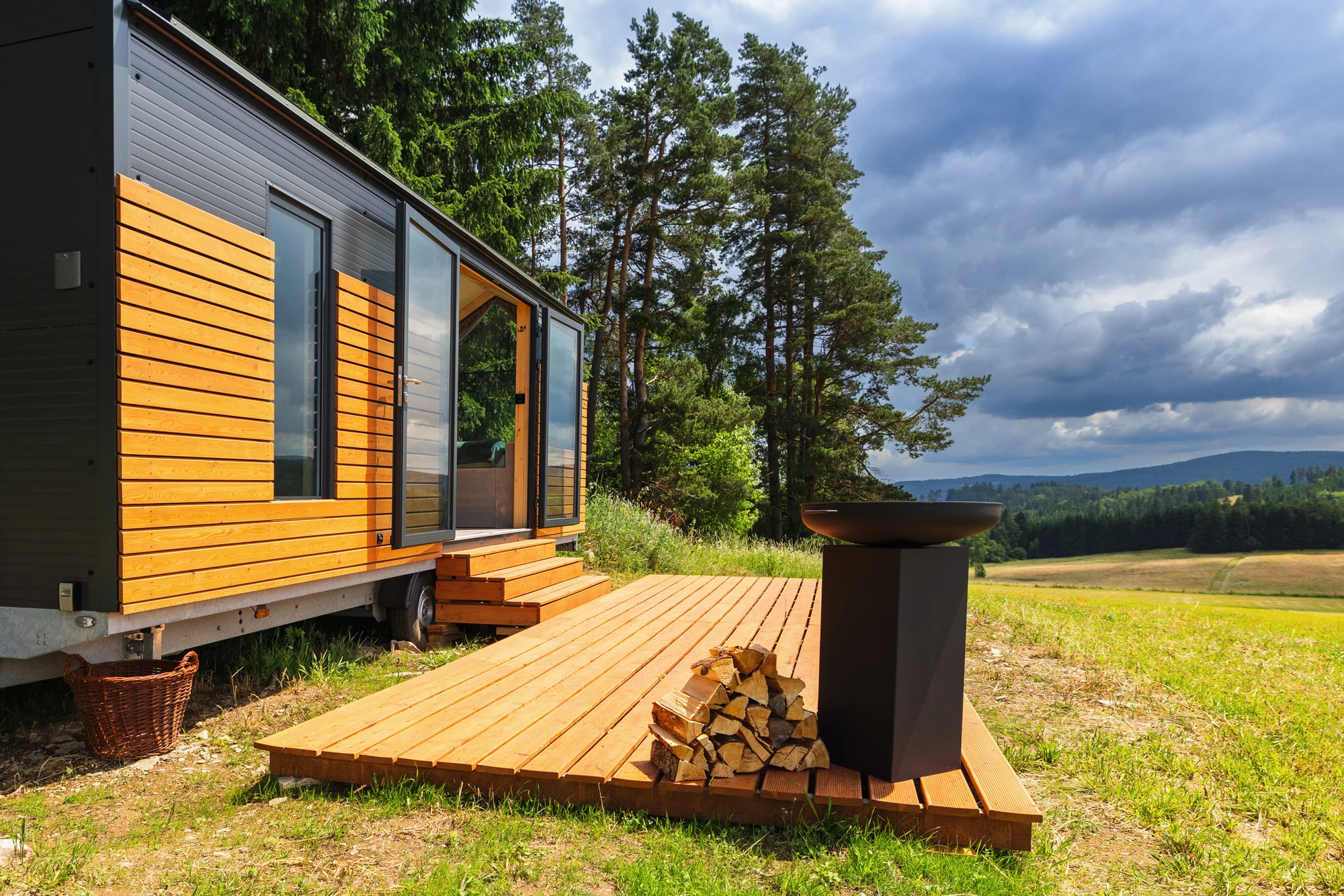 Tiny house Honzík: plně vybavený domek u lesa s terasou a výhledem na pastviny