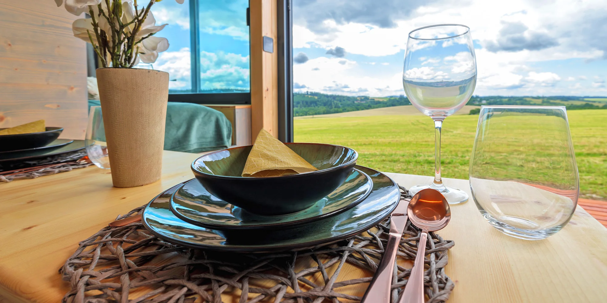 Tiny house Honzík: plně vybavený domek u lesa s terasou a výhledem na pastviny