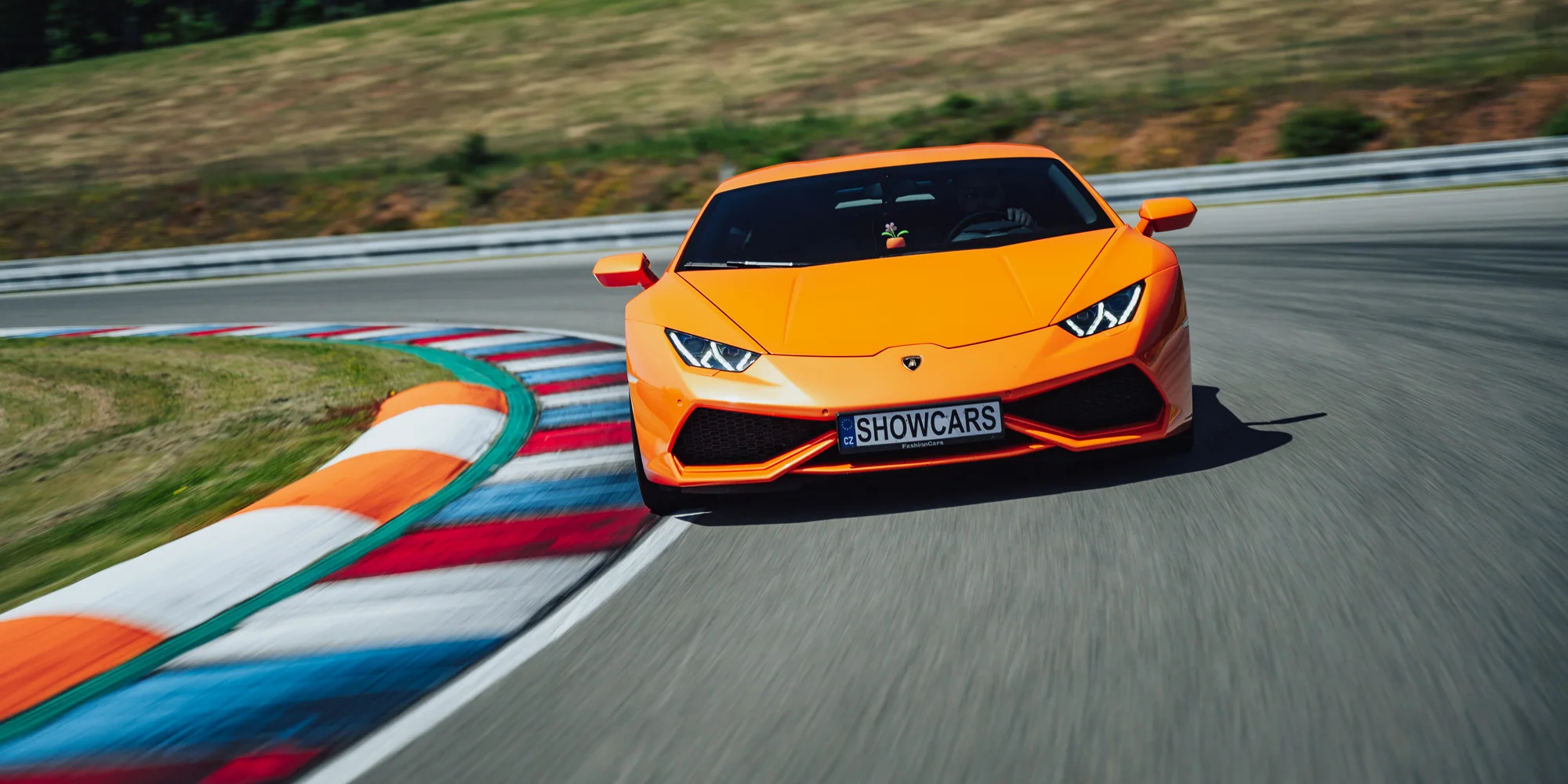 Exclusive VIP driving day: jízda na velkém závodním okruhu v Mostě v Lamborghini, Ferrari, McLarenu nebo Porsche