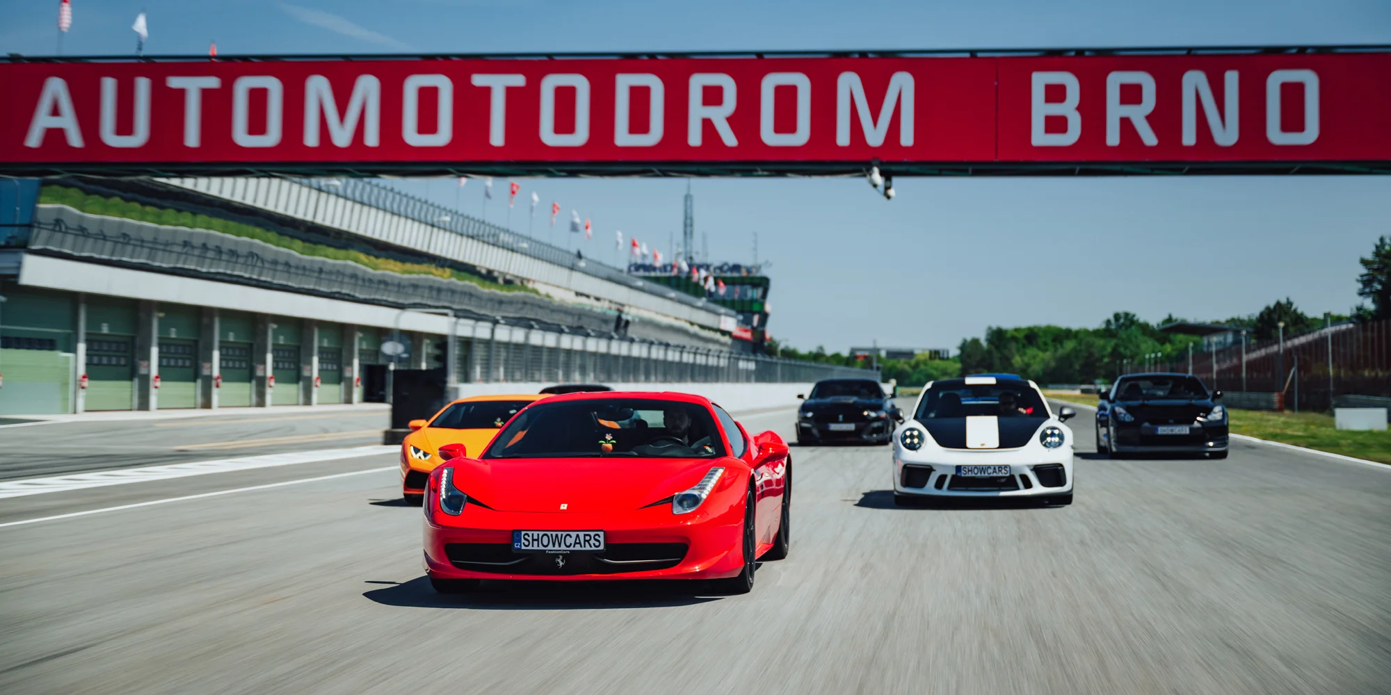 Dárkové poukazy na adrenalinové aktivity Showcars: supersporty, velký okruh, polygony
