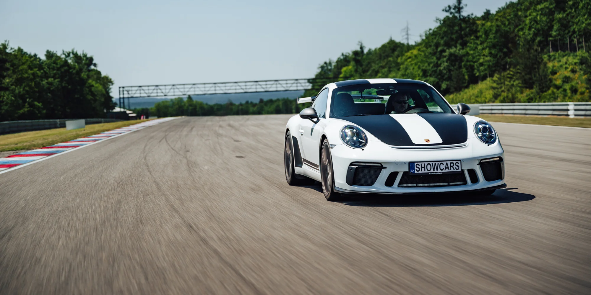 Exclusive VIP driving day: jízda na velkém závodním okruhu v Mostě v Lamborghini, Ferrari, McLarenu nebo Porsche