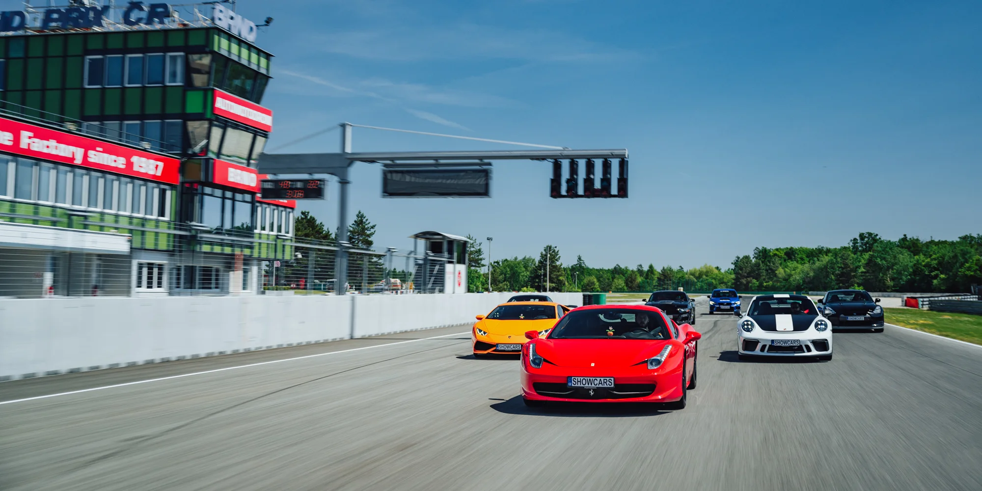 Exclusive VIP driving day: jízda na velkém závodním okruhu v Mostě v Lamborghini, Ferrari, McLarenu nebo Porsche