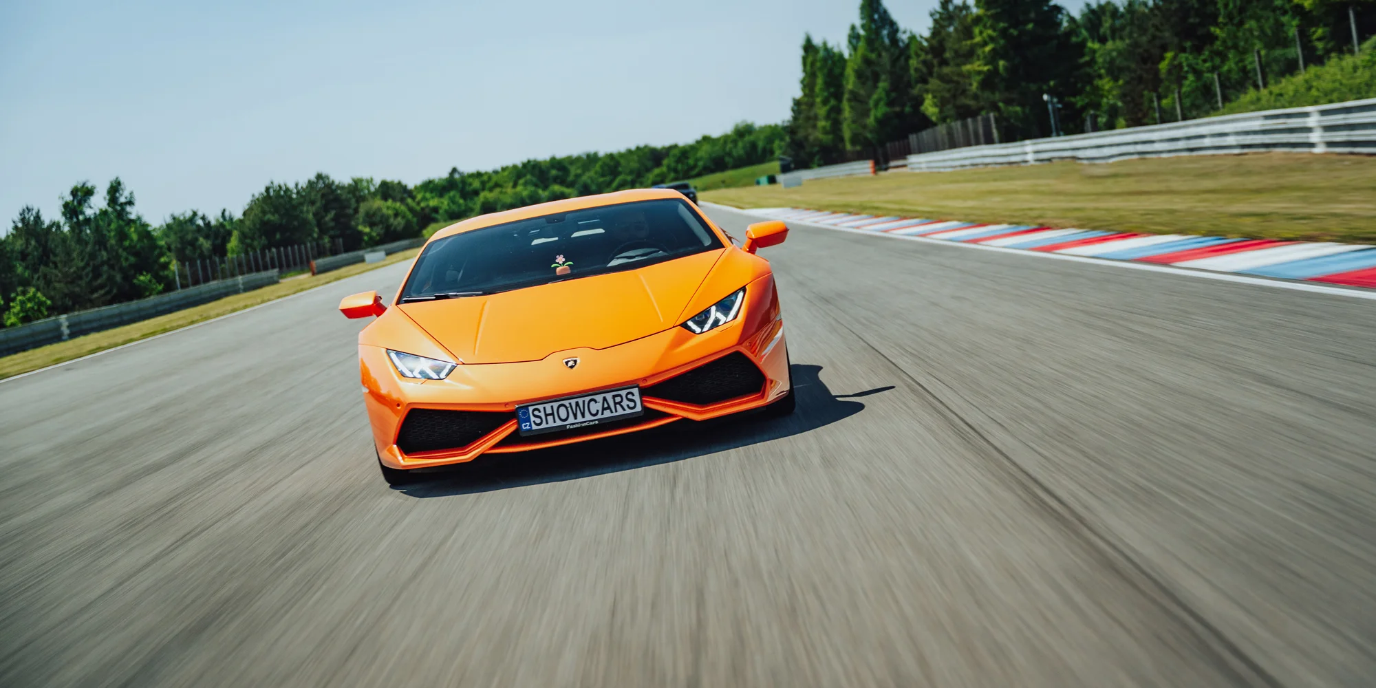 Exclusive VIP driving day: jízda na velkém závodním okruhu v Mostě v Lamborghini, Ferrari, McLarenu nebo Porsche