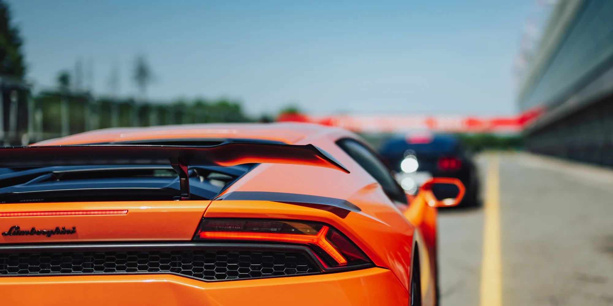 Exclusive VIP driving day: jízda na velkém závodním okruhu v Mostě v Lamborghini, Ferrari, McLarenu nebo Porsche