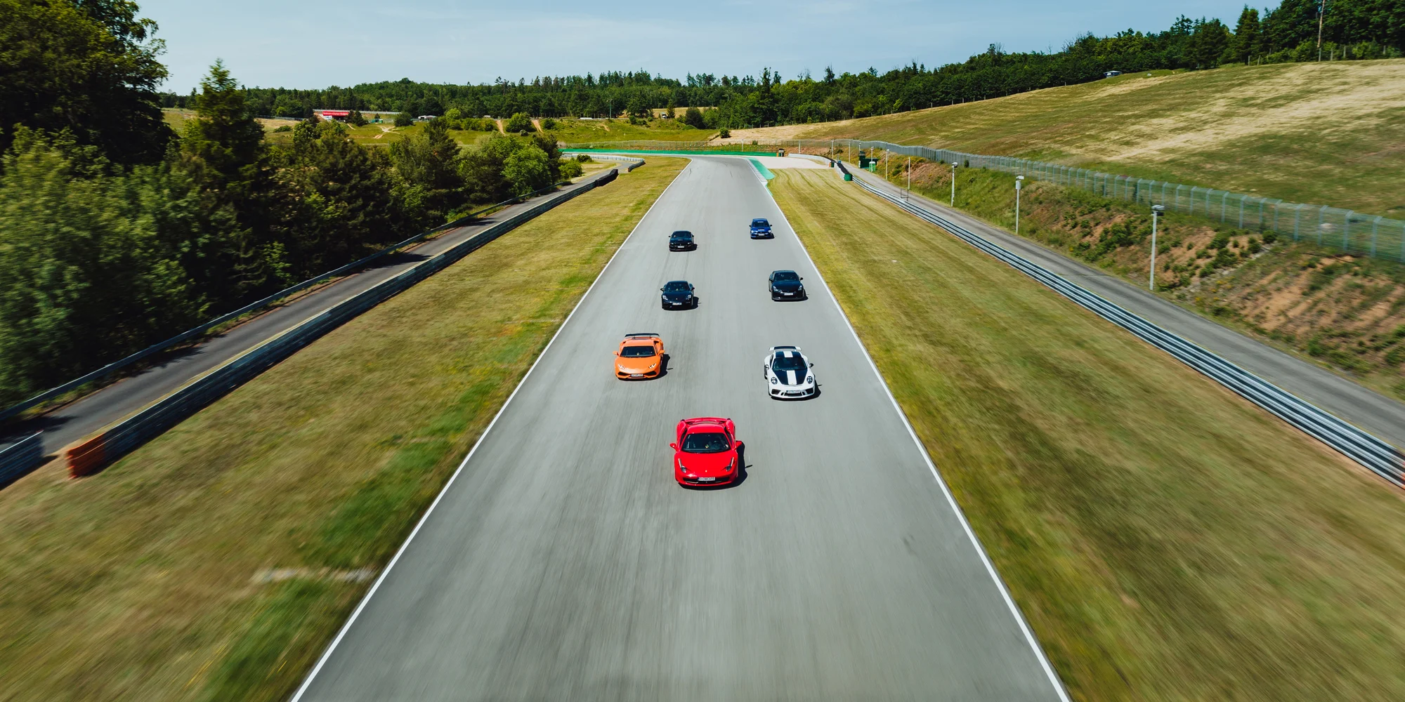 Exclusive VIP driving day: jízda na velkém závodním okruhu v Mostě v Lamborghini, Ferrari, McLarenu nebo Porsche