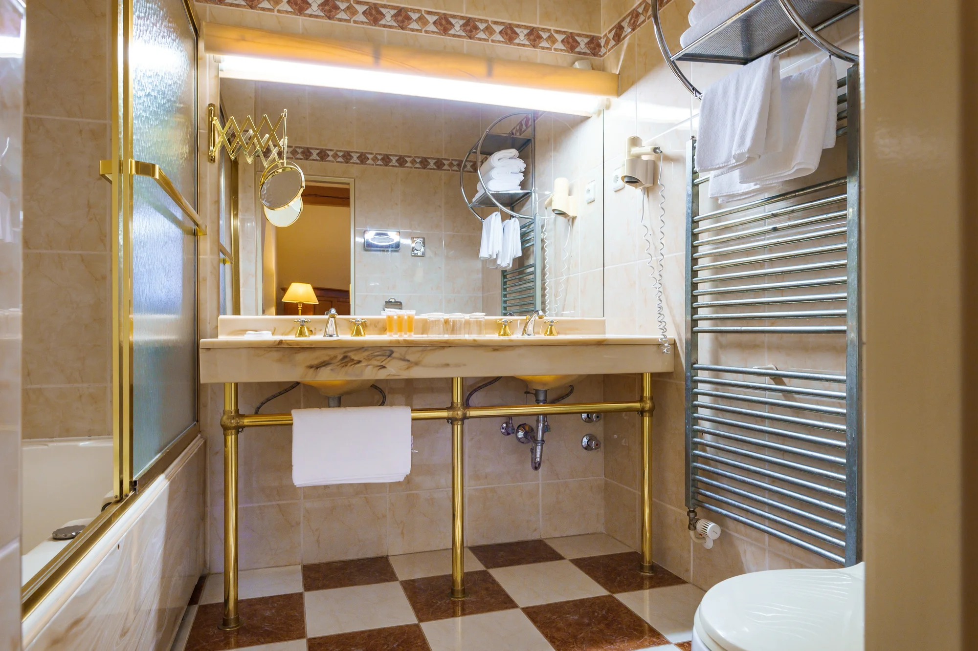 4* pobyt v centru Varů: snídaně nebo polopenze, wellness, procedury i vstupenky