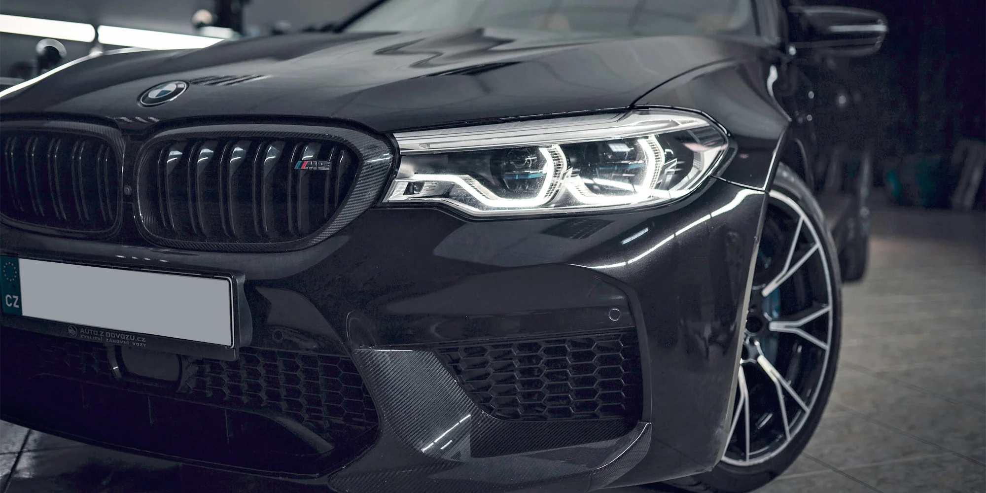 Důkladná péče o vaše auto: čištění interiéru i exteriéru, leštění v jednom či dvou krocích nebo keramická ochrana