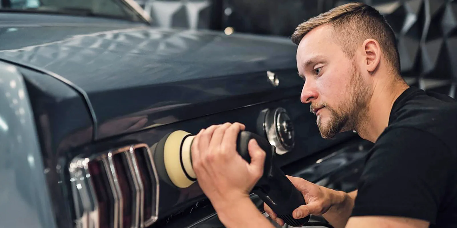 Důkladná péče o vaše auto: čištění interiéru i exteriéru, leštění v jednom či dvou krocích nebo keramická ochrana