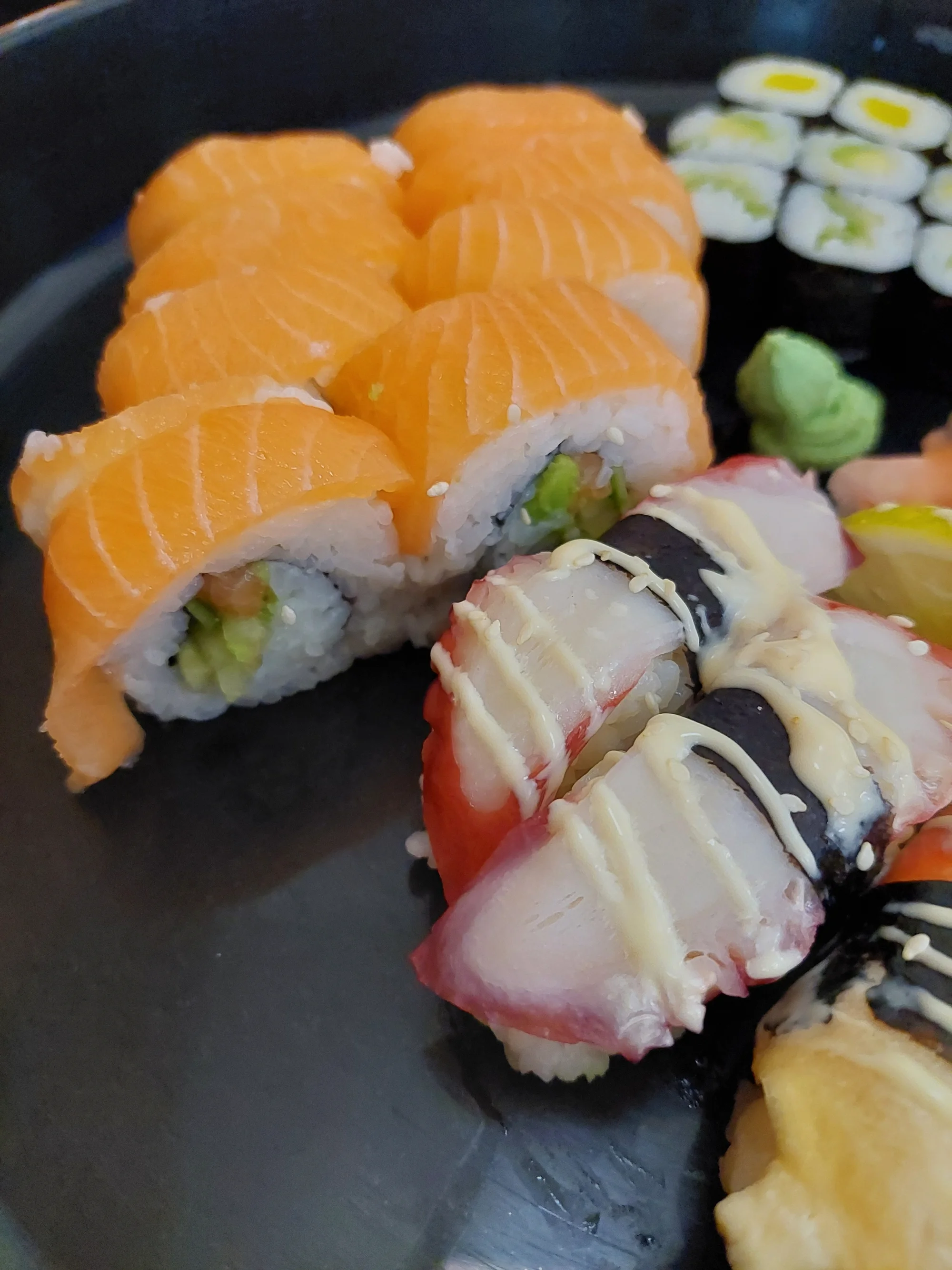 Sushi sety: 24 nebo 36 rolek s lososem, avokádem i chobotnicí