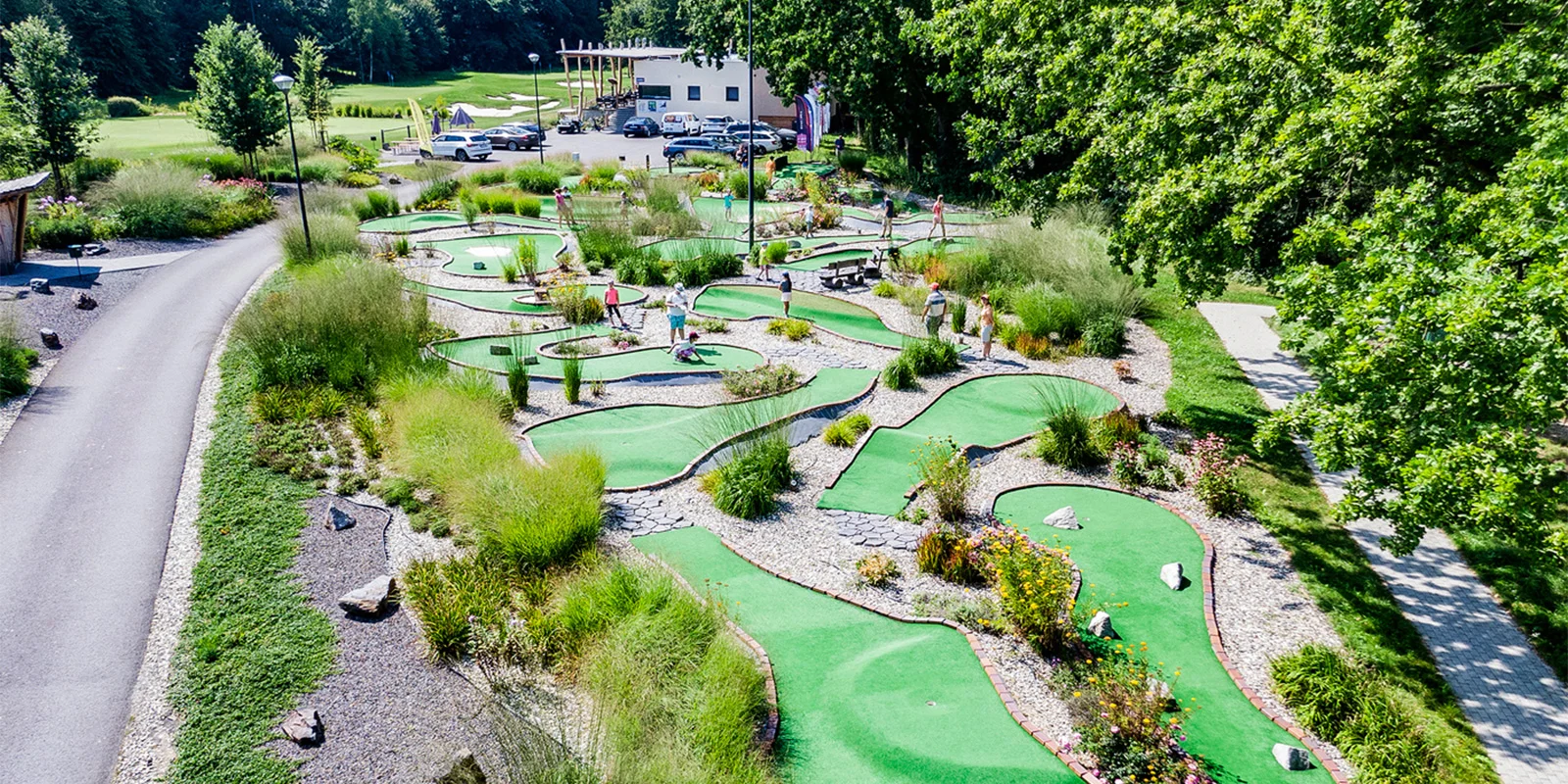Adventure golf: spousta zábavy na čerstvém vzduchu pro dospělé, děti i celé rodiny