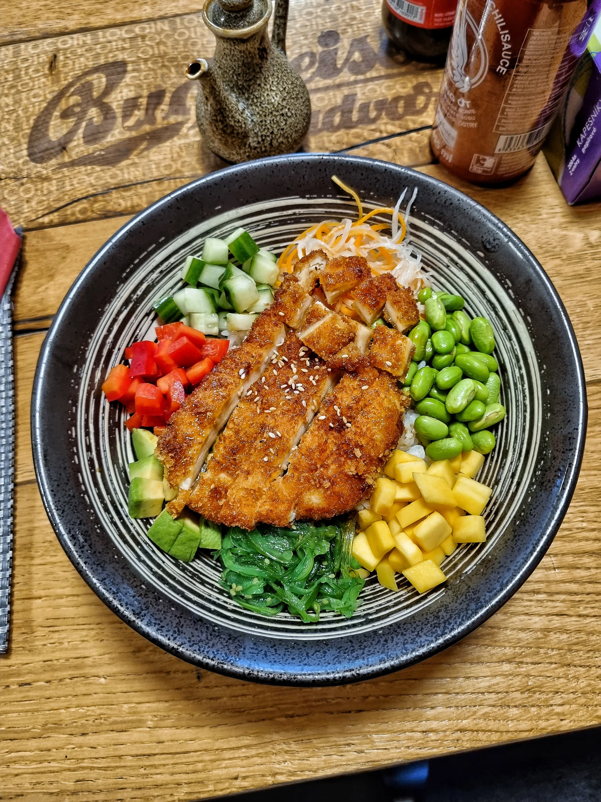 Poke bowl s lososem, krevetami či kuřecím i bez masa pro 1 nebo 2 osoby v Karlíně