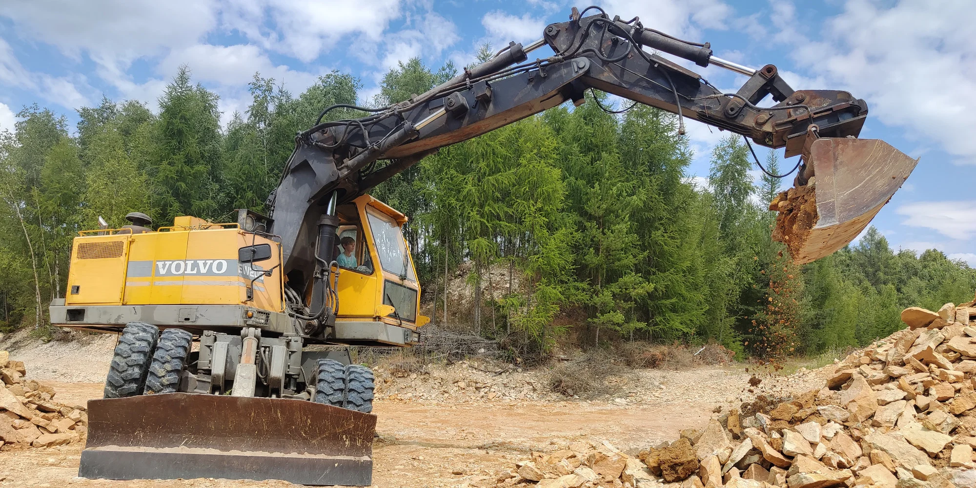 30–60 min. řádění s legendárním kloubovým nakladačem, bagrem nebo rypadlem