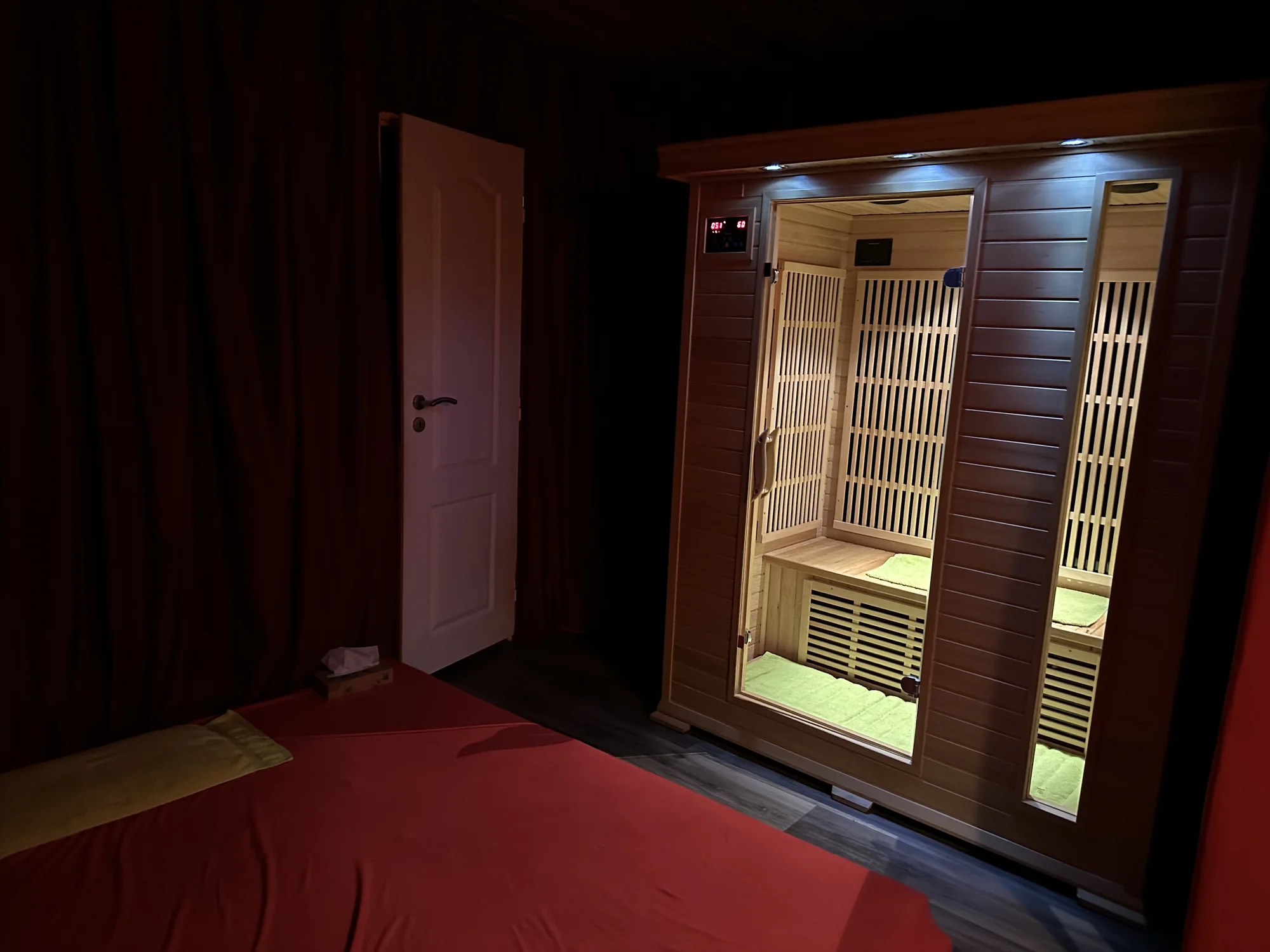 Úžasný relax v Thajském ráji: 45 minut masáže, sauna a rybičky
