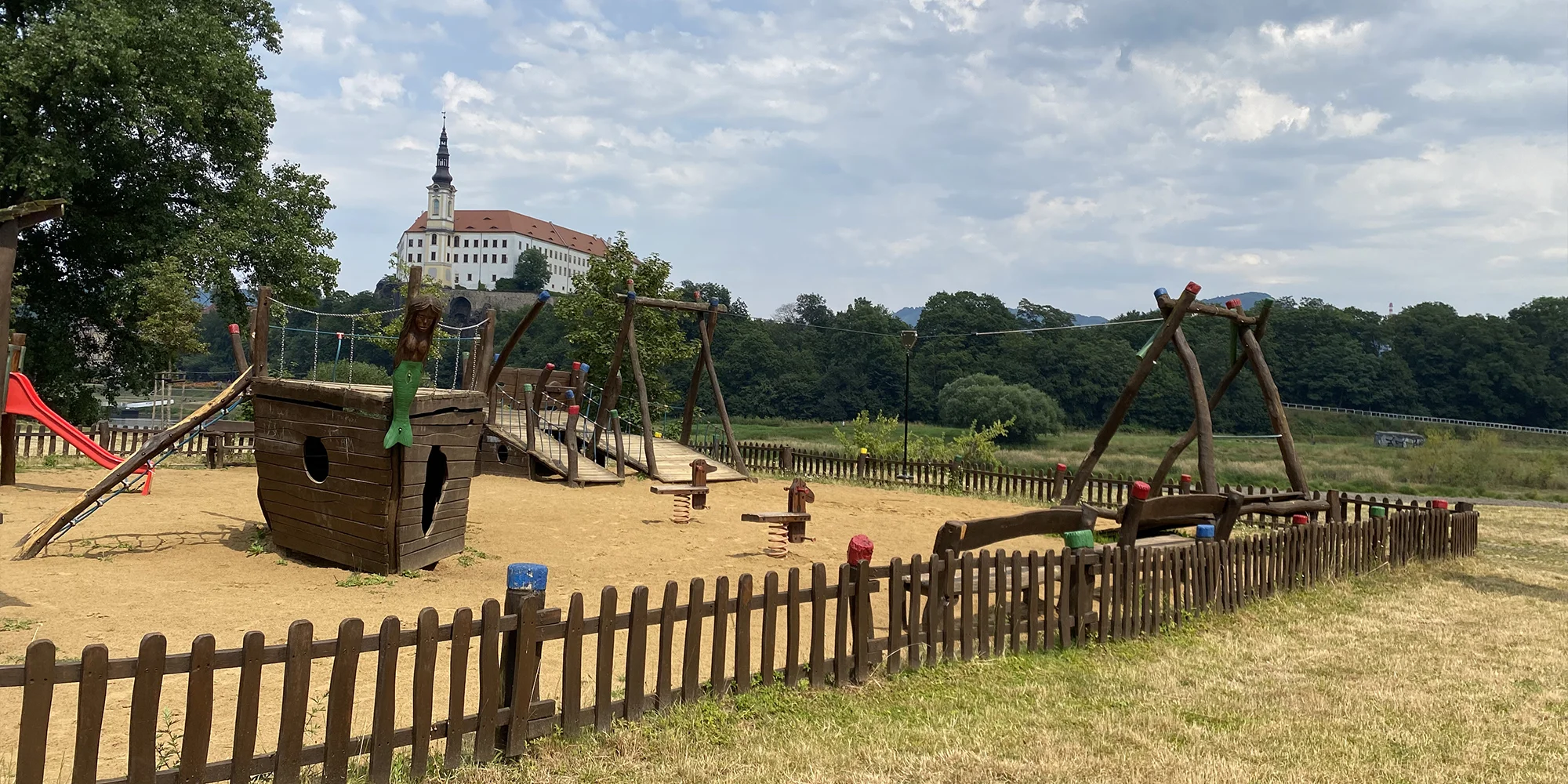 Rodinná únikovka v Děčíně: hra s pomocí online aplikace, luštění šifer pro 1-4 hráče, 2-3 hodiny