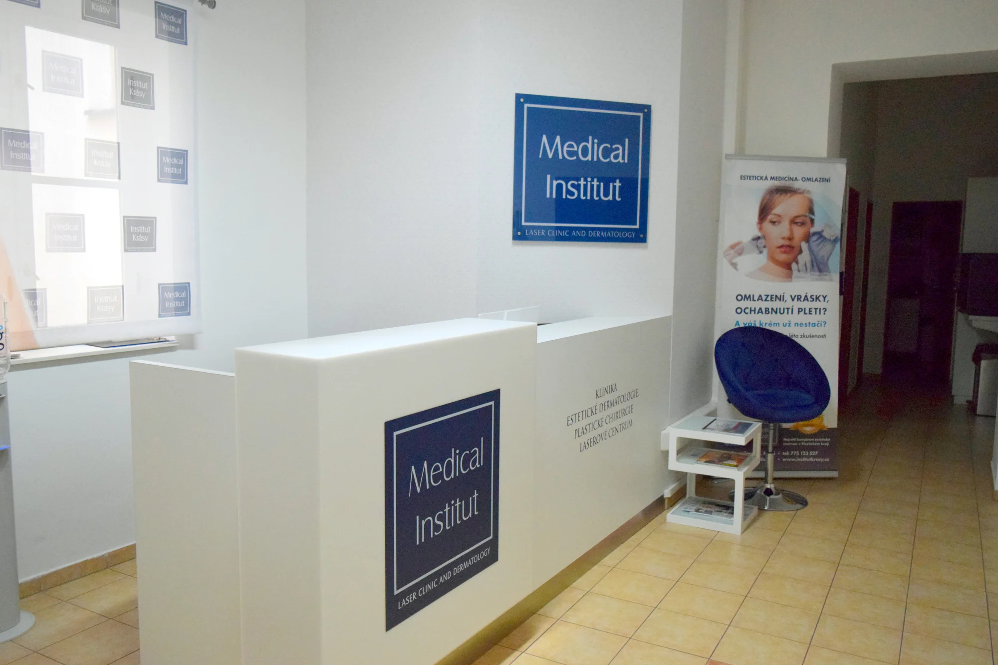 Zuby jako perličky: dentální hygiena nebo ordinační bělení zubů studeným modrým světlem