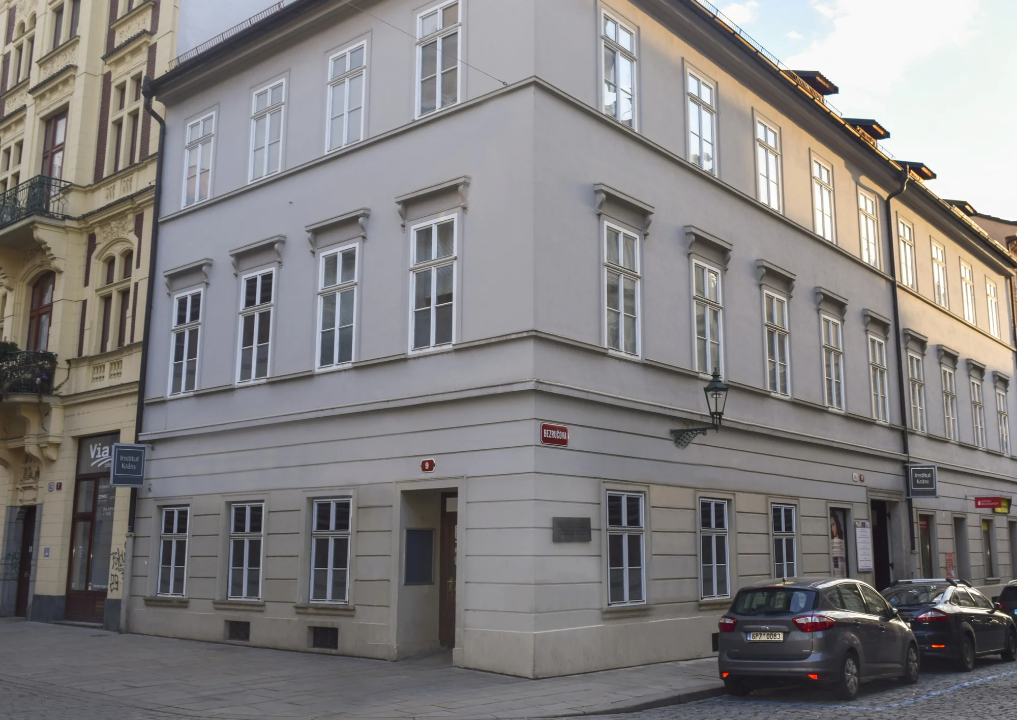 Zuby jako perličky: dentální hygiena nebo ordinační bělení zubů studeným modrým světlem