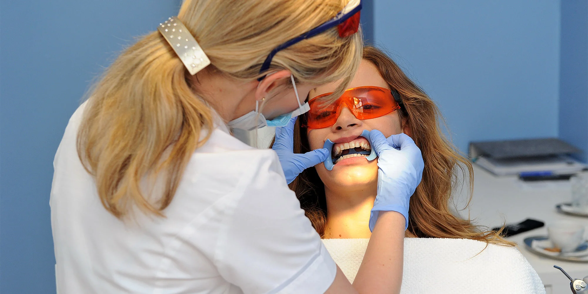 Zuby jako perličky: dentální hygiena nebo ordinační bělení zubů studeným modrým světlem