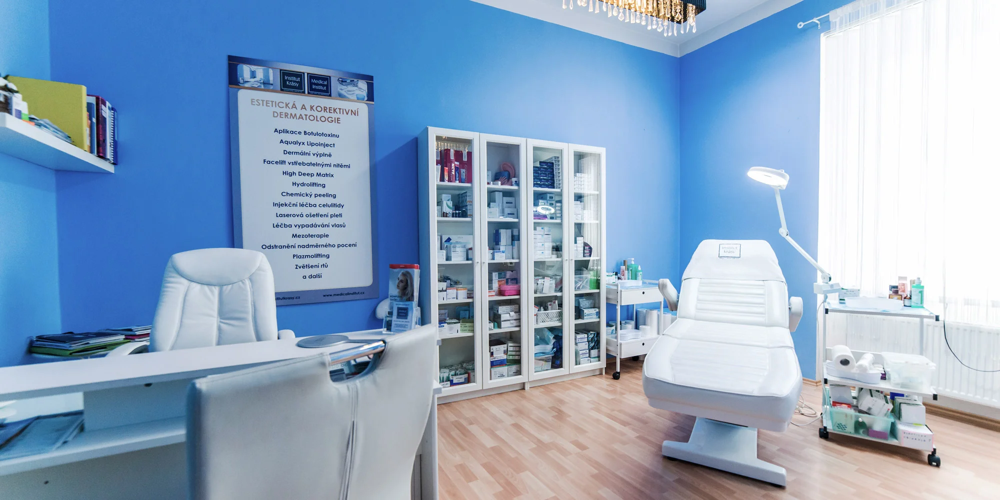 Zuby jako perličky: dentální hygiena nebo ordinační bělení zubů studeným modrým světlem