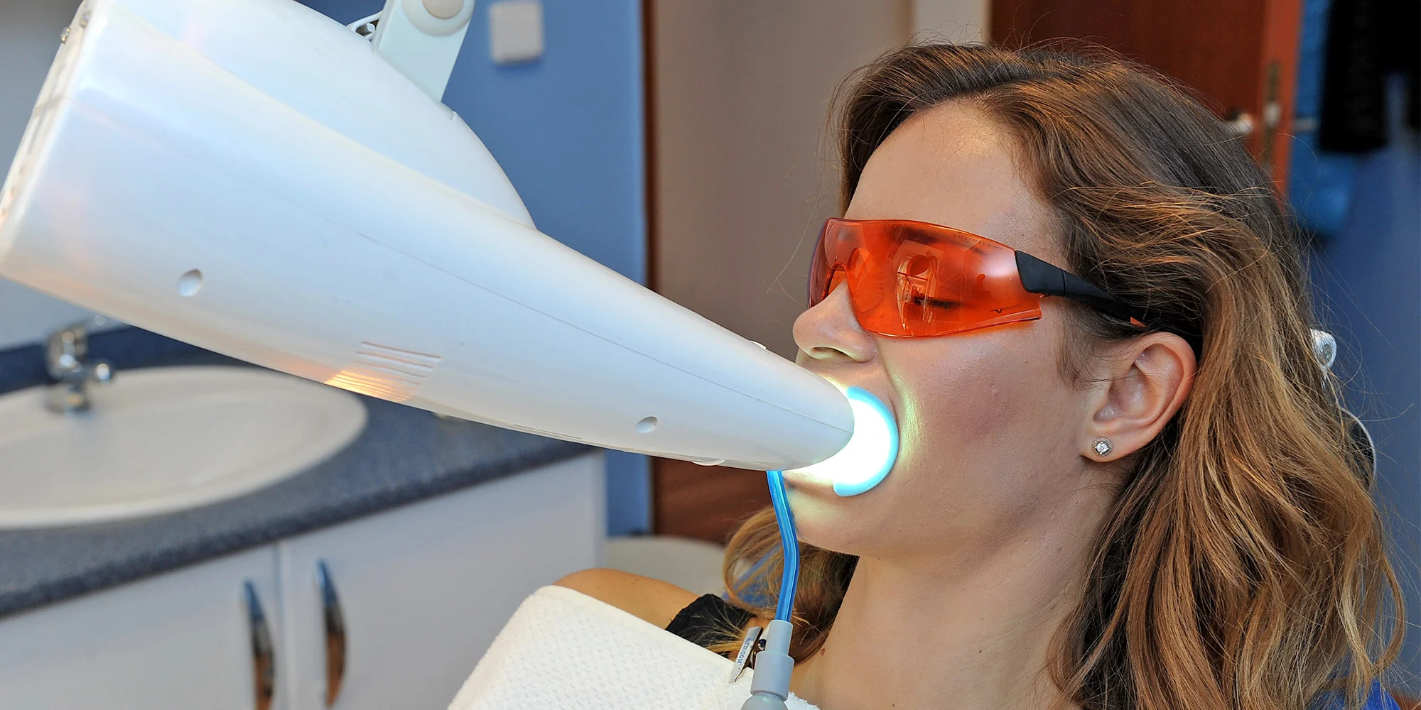 Zuby jako perličky: dentální hygiena nebo ordinační bělení zubů studeným modrým světlem