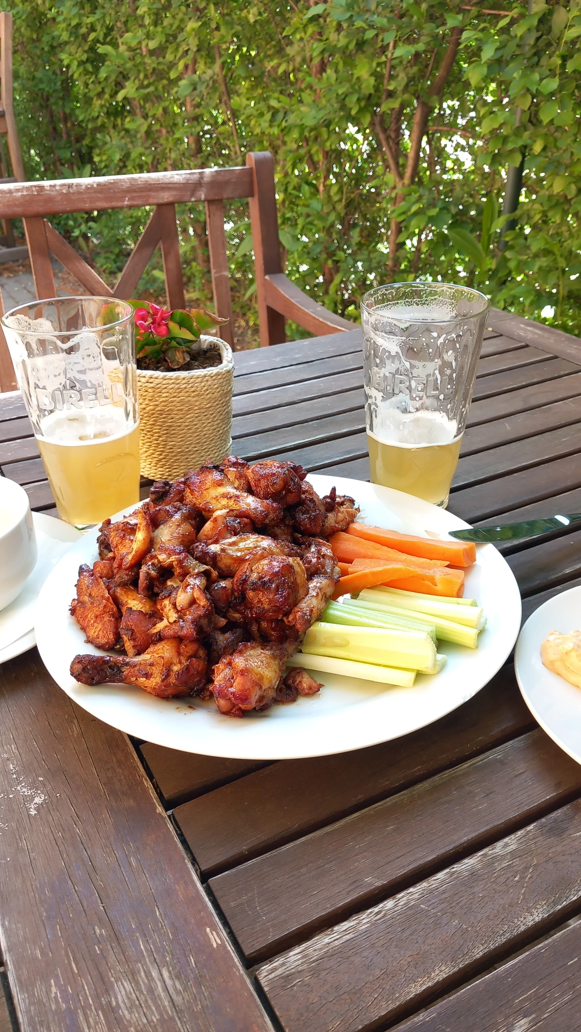 Kilo a půl šťavnatých Buffalo wings, dvoulitrový džbánek piva či limonády a dezert pro dva