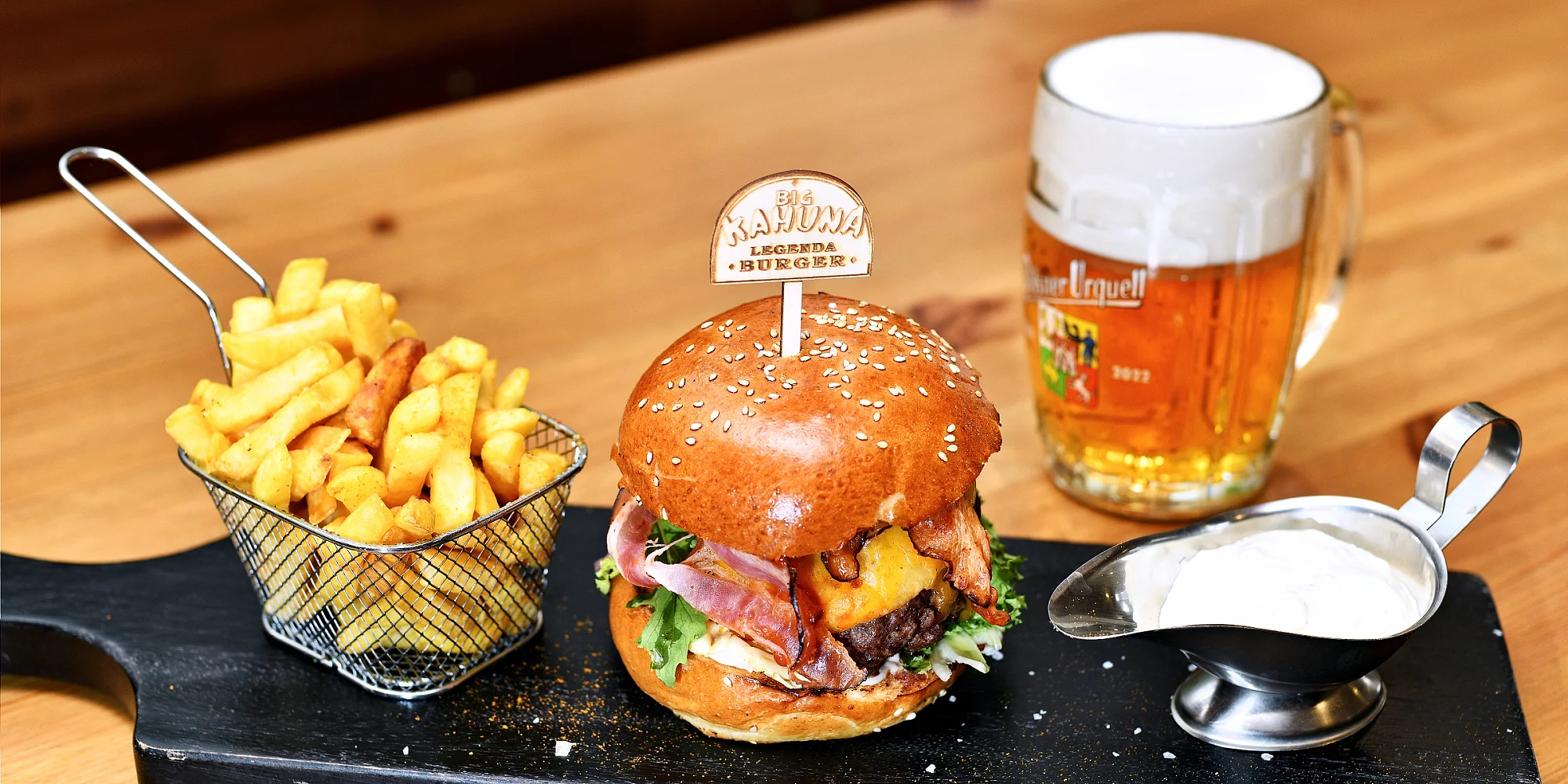 Hovězí nebo vege burger s hranolky a pivem či nealkem pro 1–4 osoby