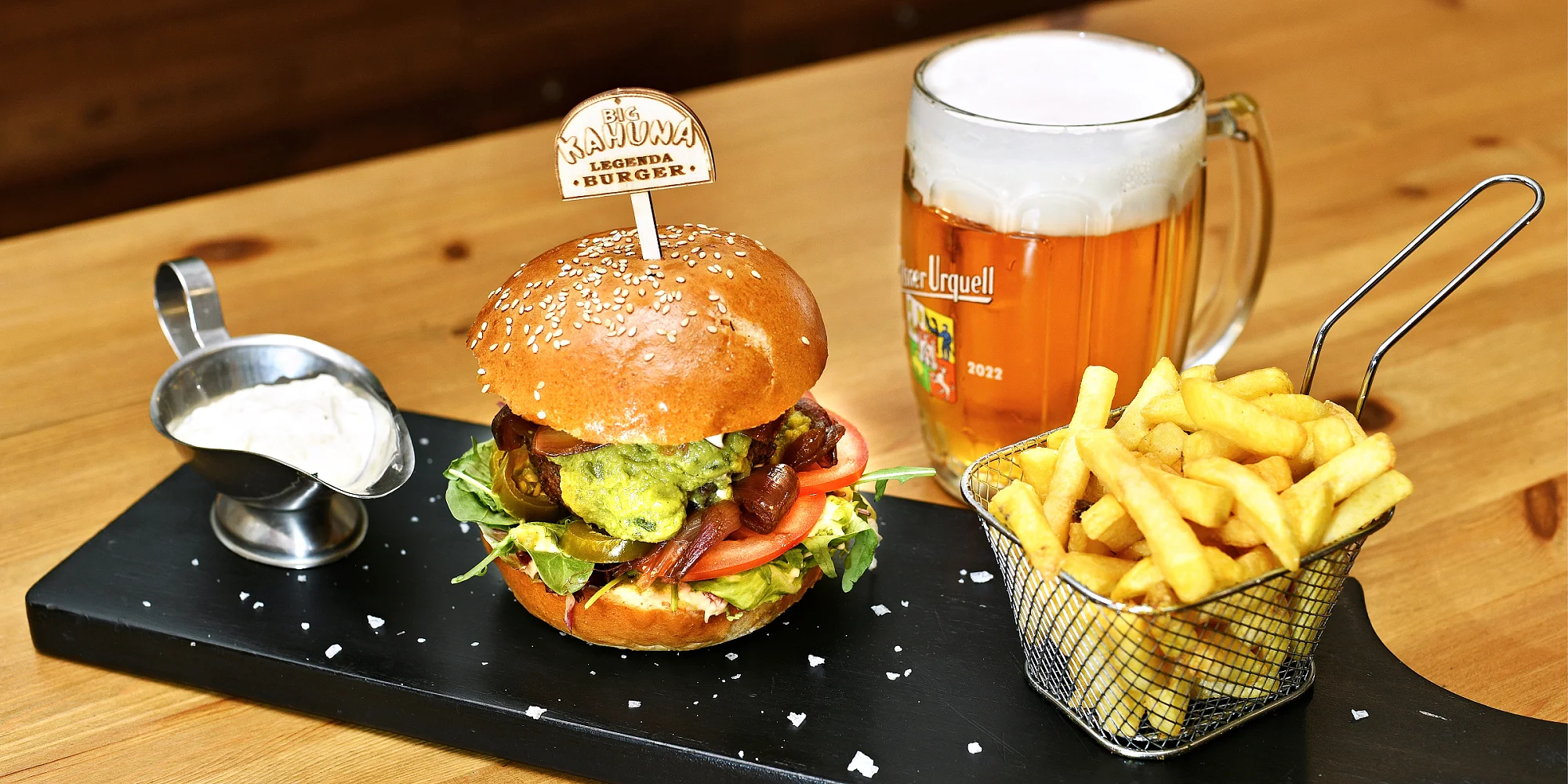 Hovězí nebo vege burger s hranolky a pivem či nealkem pro 1–4 osoby