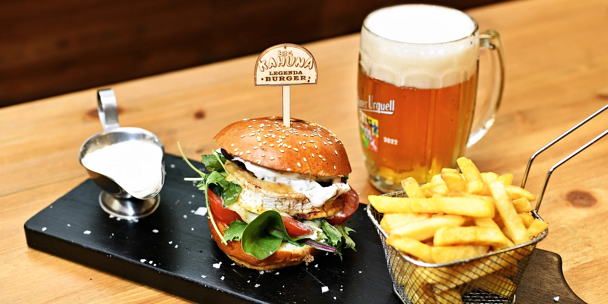 Hovězí nebo vege burger s hranolky a pivem či nealkem pro 1–4 osoby