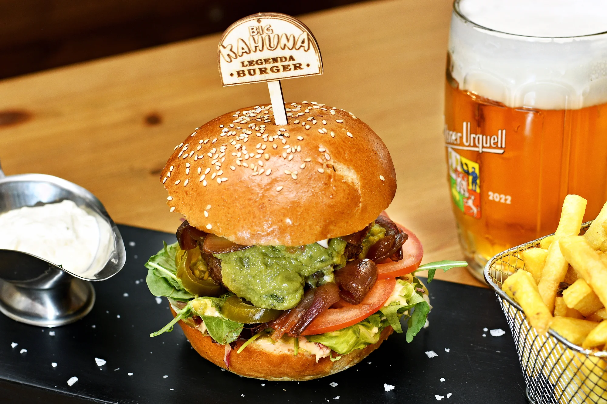 Hovězí nebo vege burger s hranolky a pivem či nealkem pro 1–4 osoby