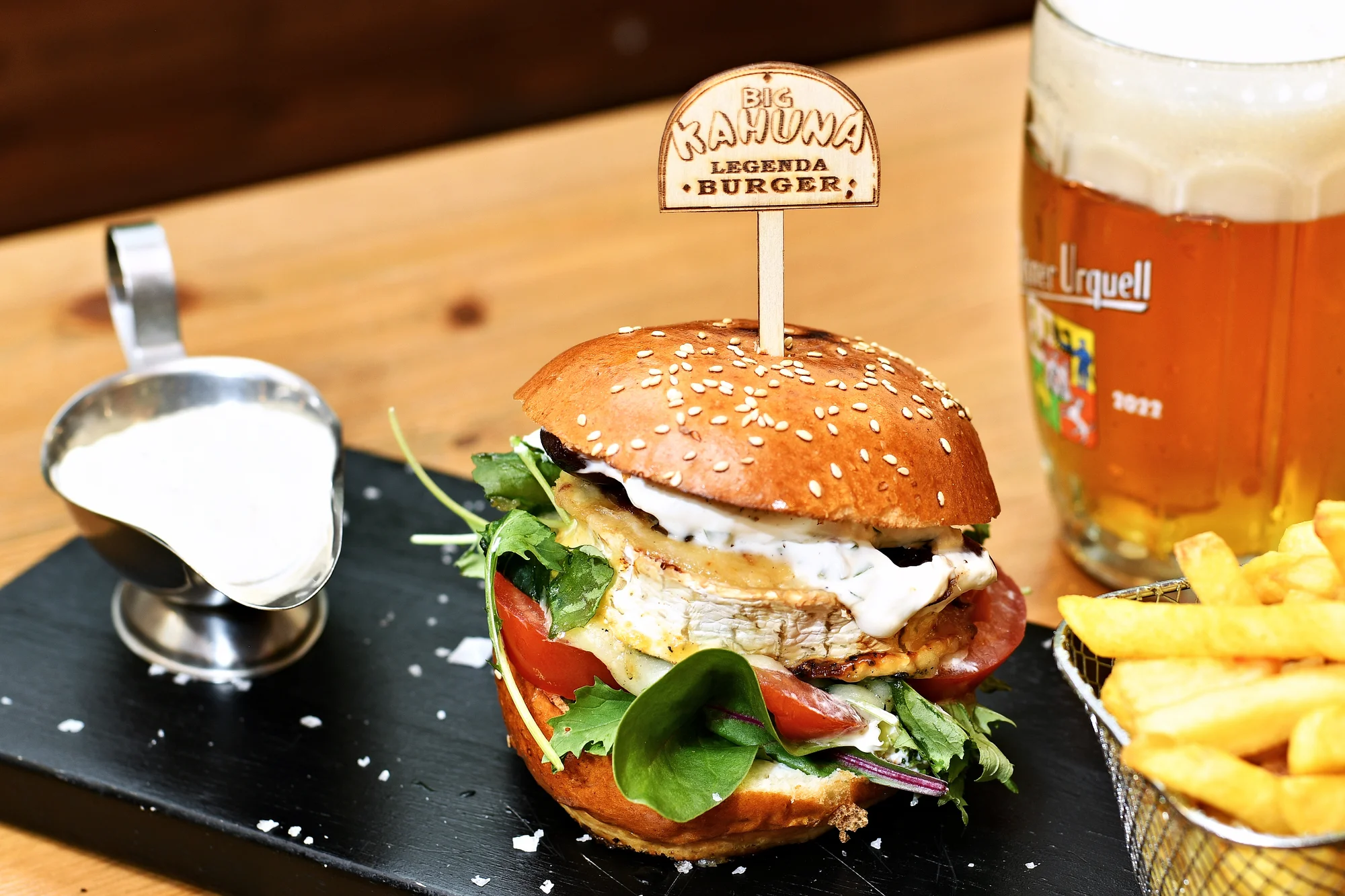 Hovězí nebo vege burger s hranolky a pivem či nealkem pro 1–4 osoby