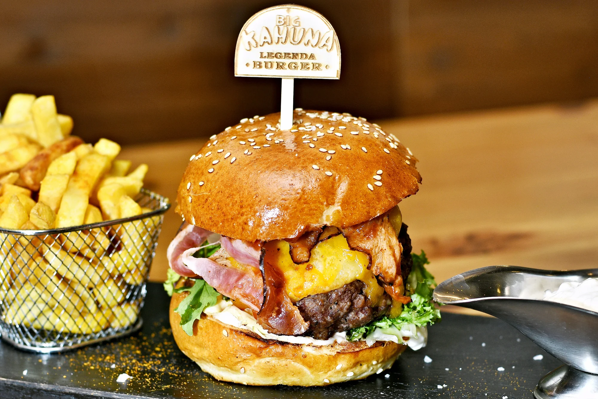 Hovězí nebo vege burger s hranolky a pivem či nealkem pro 1–4 osoby