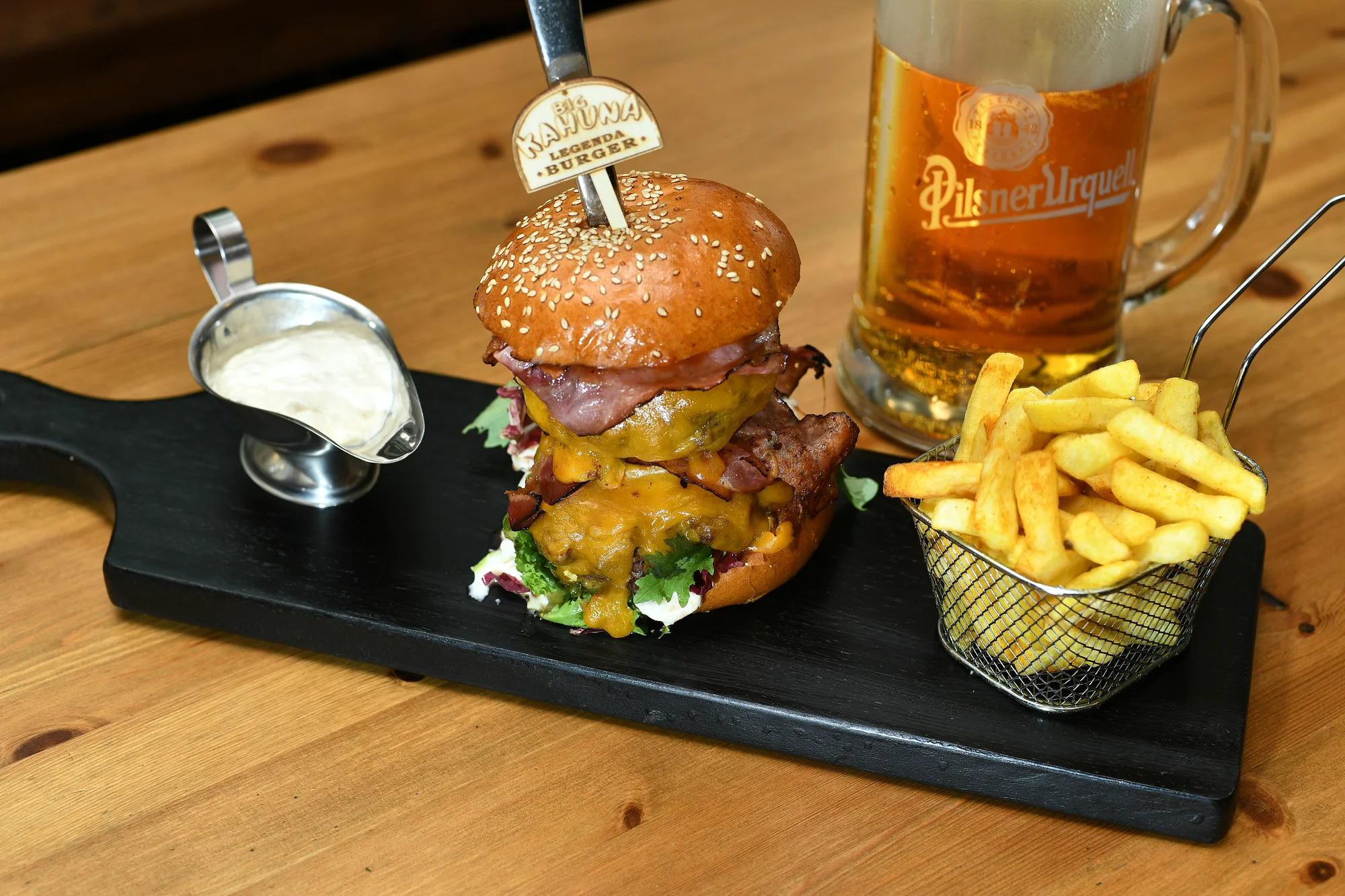 Dvojitá porce slasti: doubleburger se 400 g masa a tuplovaným pivem u I. P. Pavlova