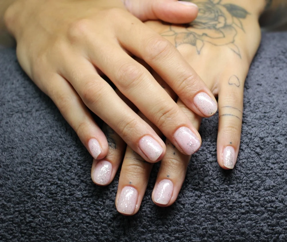 Manikúra s lakováním gel lakem CND Shellac či japonská manikúra P-shine