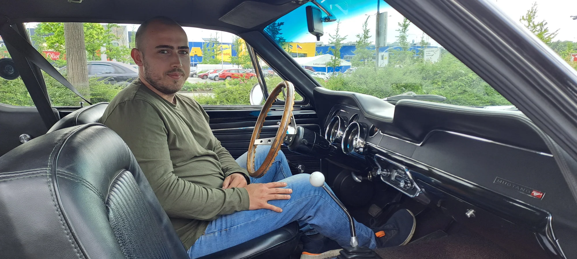 Jízda zpátky časem: spolujízda či půjčení Mustangu z roku 1967, V8, výfuky Magnaflow