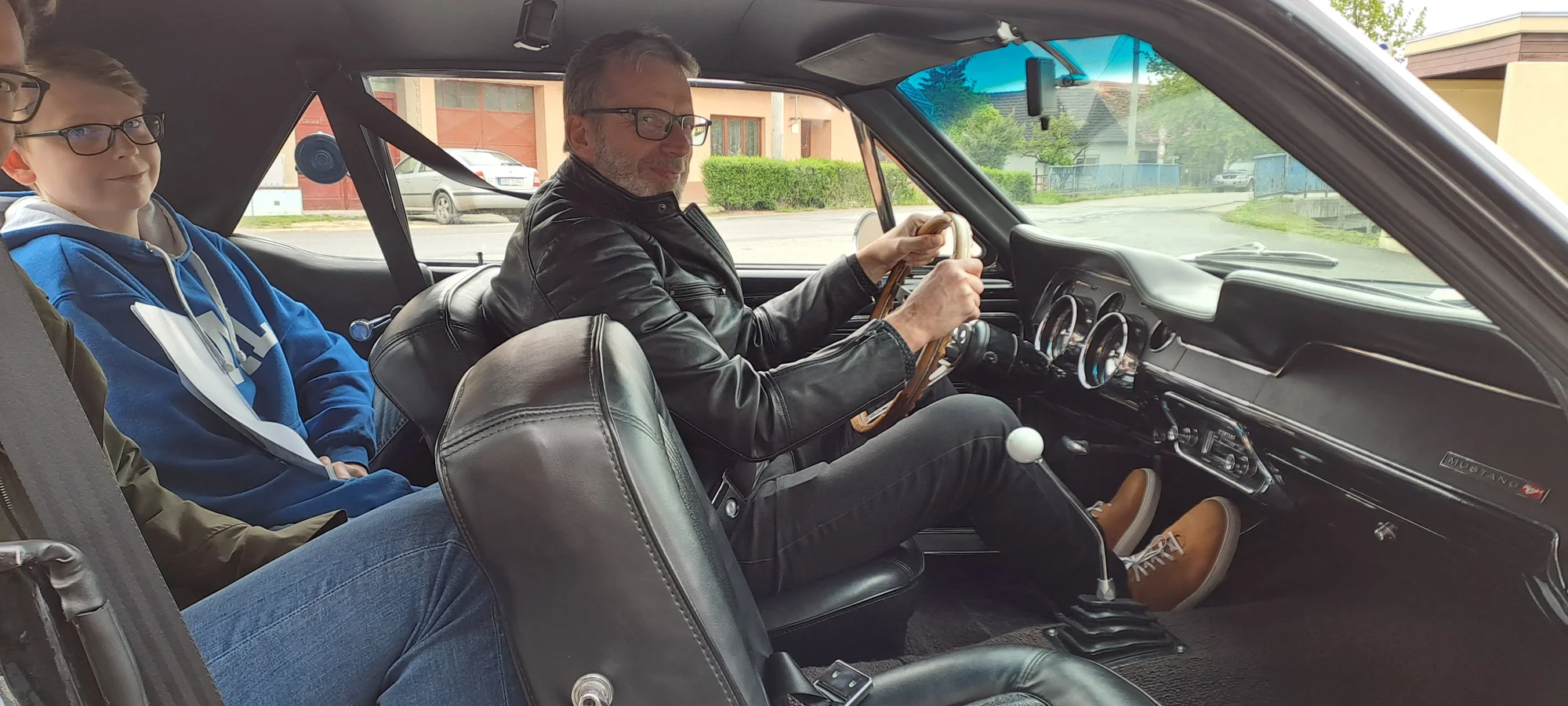 Jízda zpátky časem: spolujízda či půjčení Mustangu z roku 1967, V8, výfuky Magnaflow