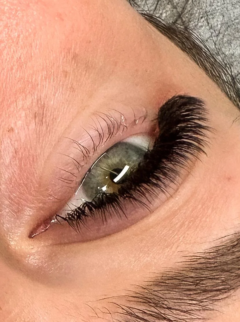Úprava a barvení obočí, lash lifting i prodloužení řas metodou 2D