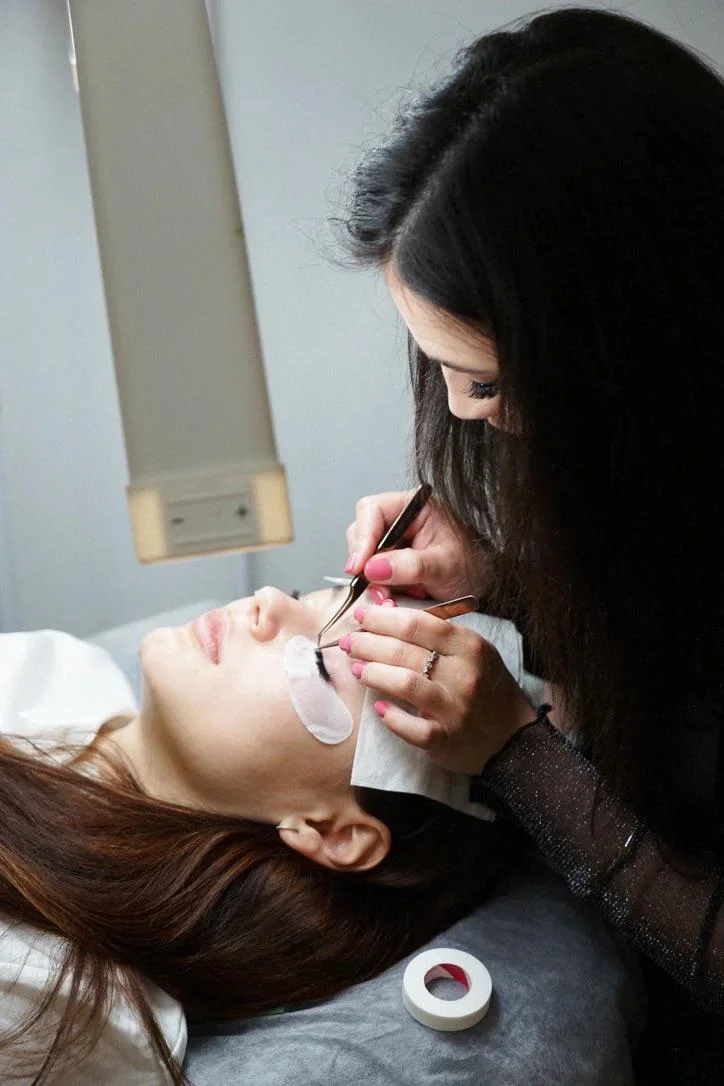 Úprava a barvení obočí, lash lifting i prodloužení řas metodou 2D