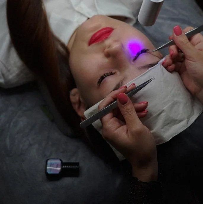 Úprava a barvení obočí, lash lifting i prodloužení řas metodou 2D