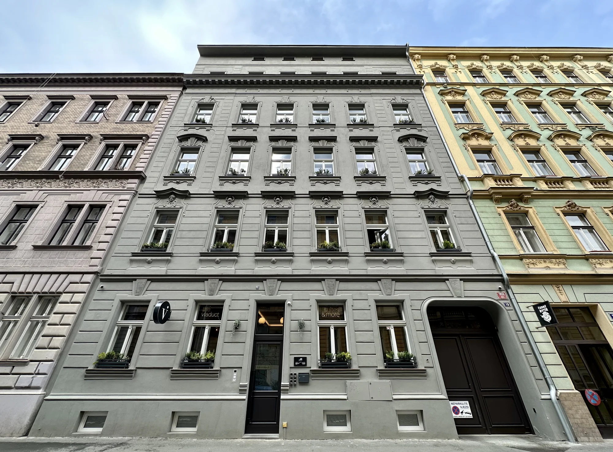 Pobyt v novém designovém hotelu v Karlíně: snídaně do postele