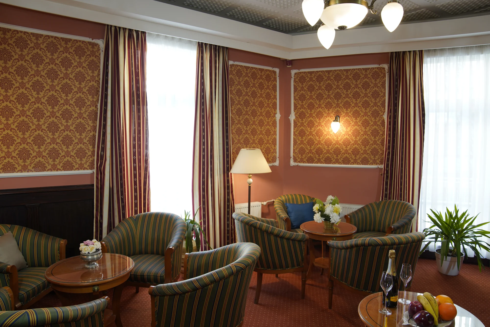 Odpočinek v Karlových Varech: lázeňský hotel s polopenzí, procedurami a saunou
