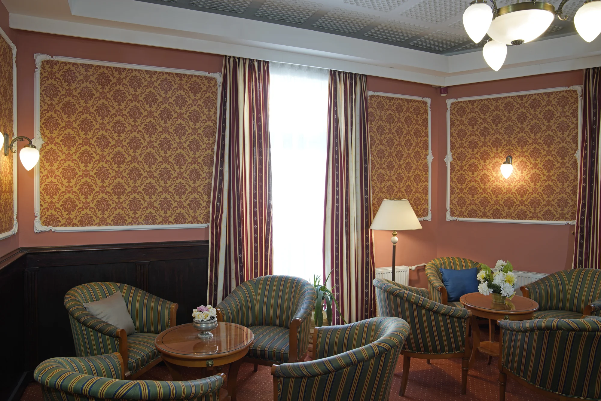 Odpočinek v Karlových Varech: lázeňský hotel s polopenzí, procedurami a saunou