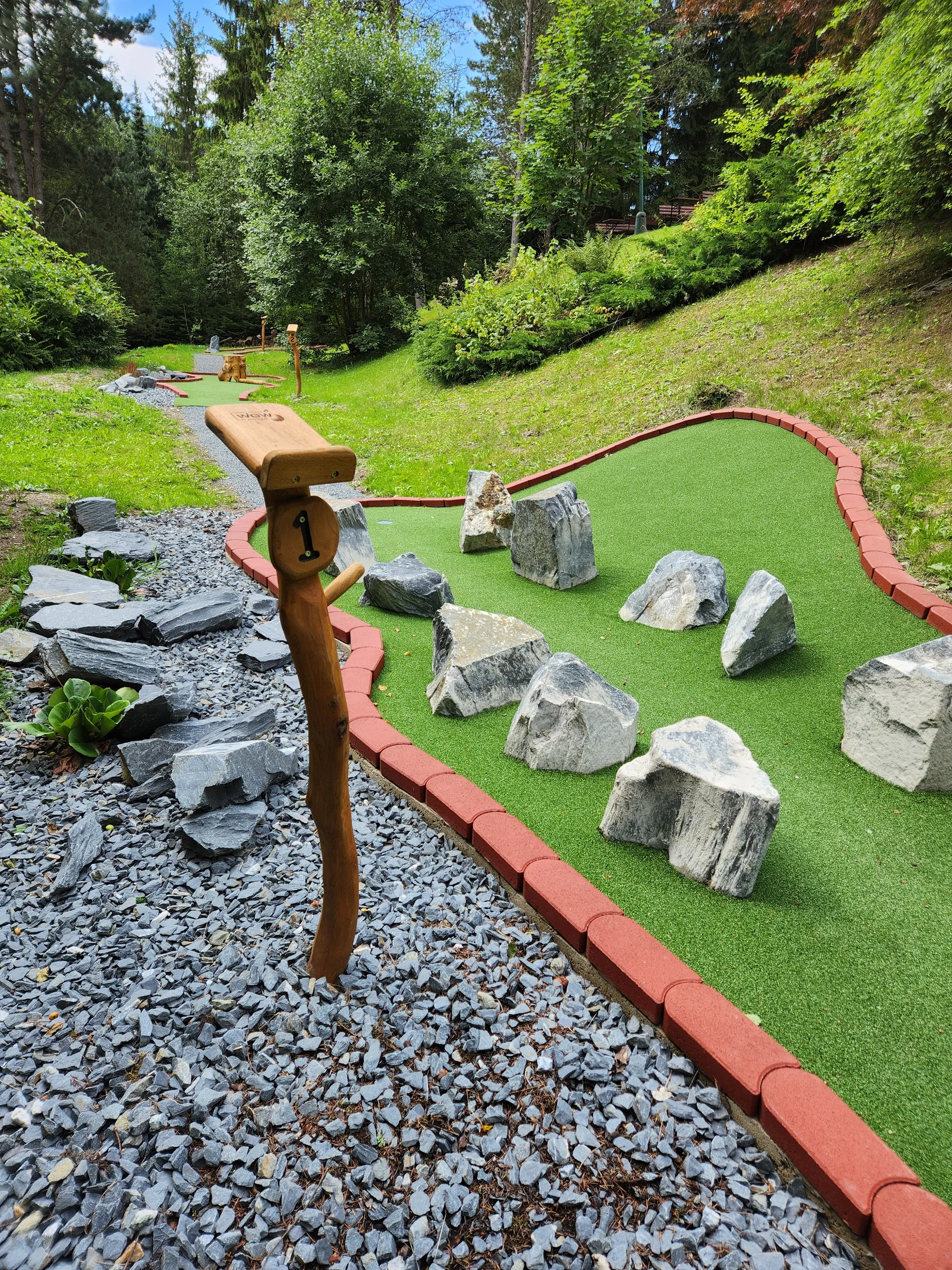 Vstup na 18jamkový adventure minigolf pro děti, dospělé i celou rodinu