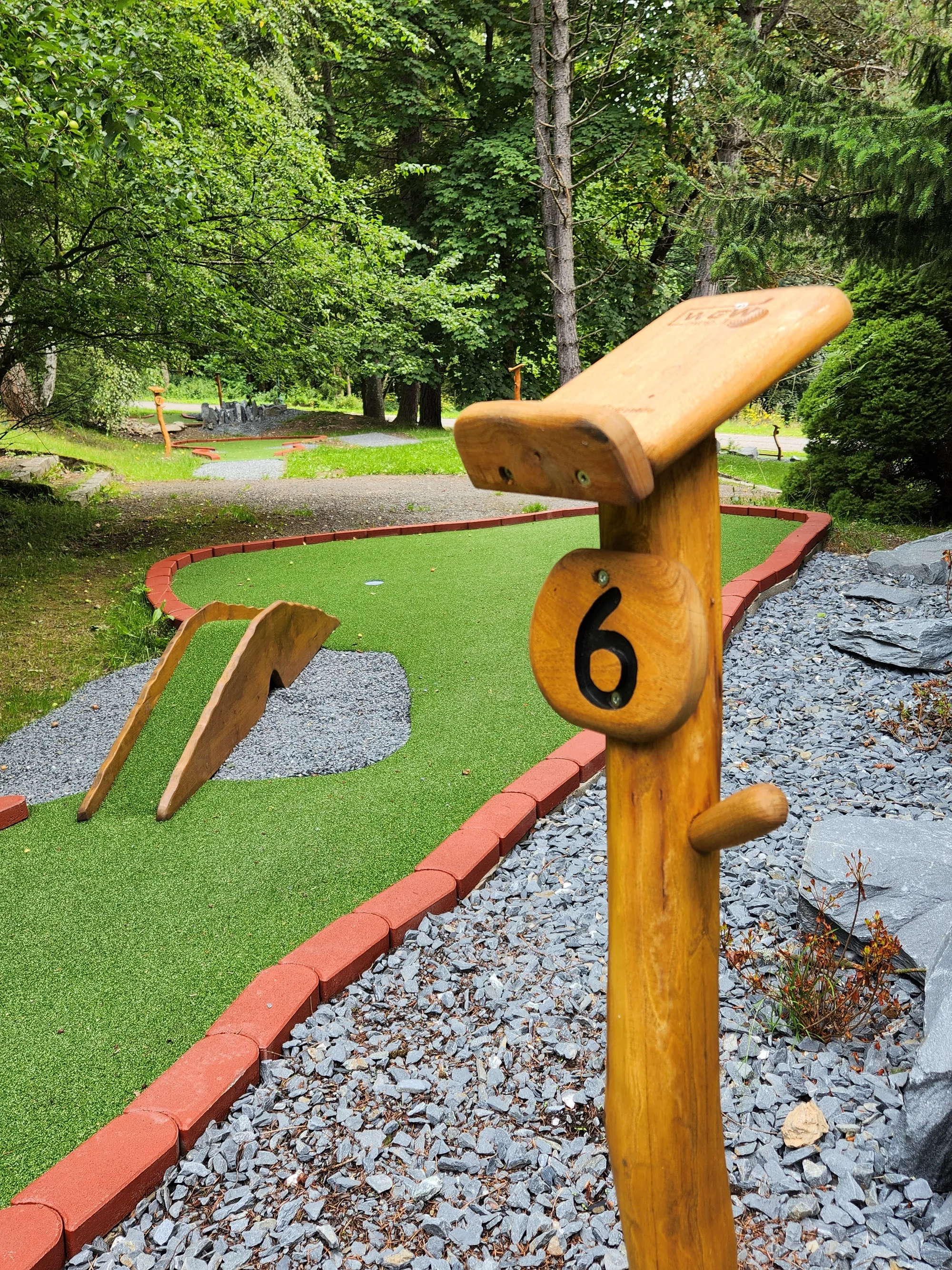 Vstup na 18jamkový adventure minigolf pro děti, dospělé i celou rodinu