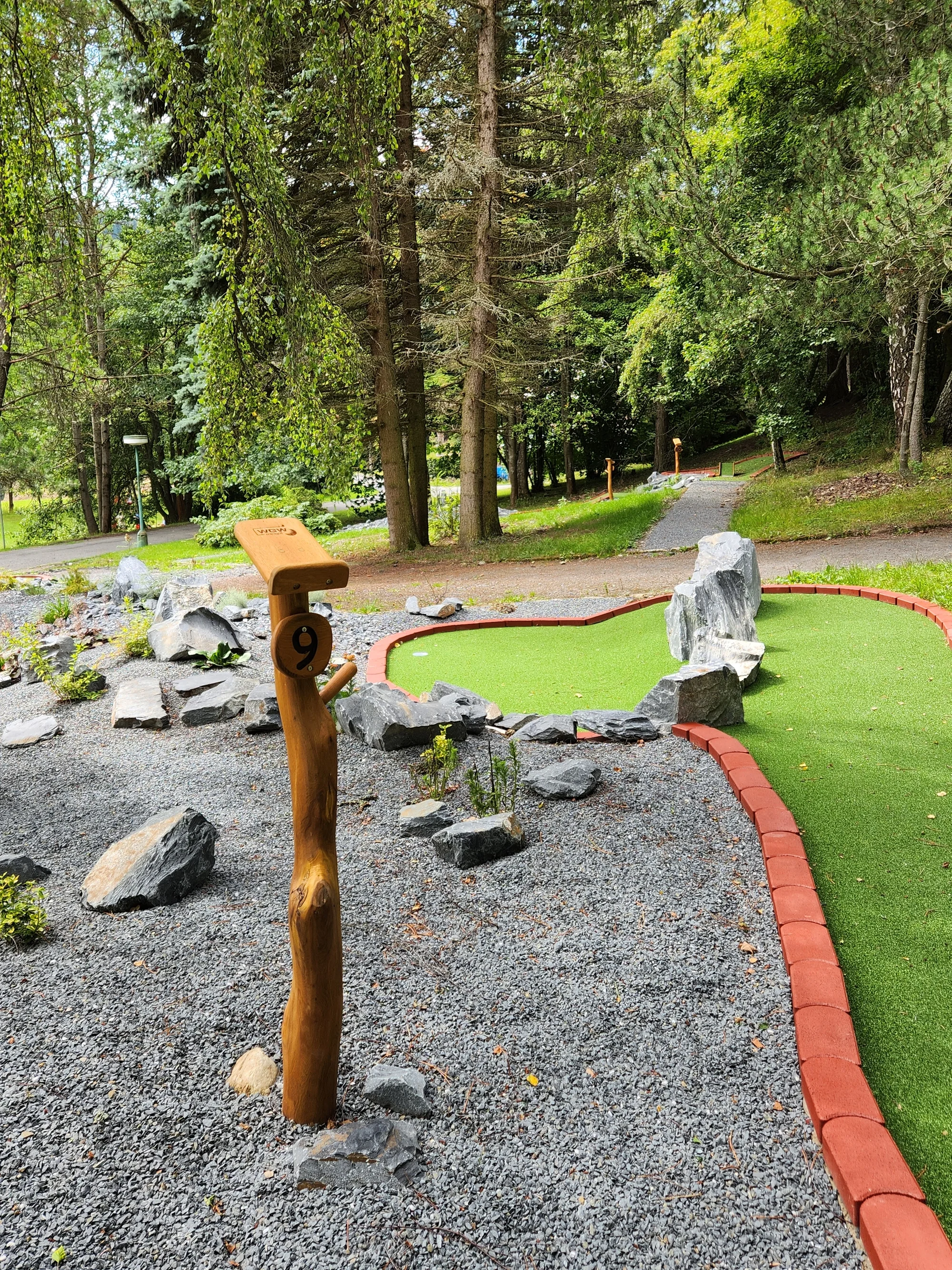 Vstup na 18jamkový adventure minigolf pro děti, dospělé i celou rodinu