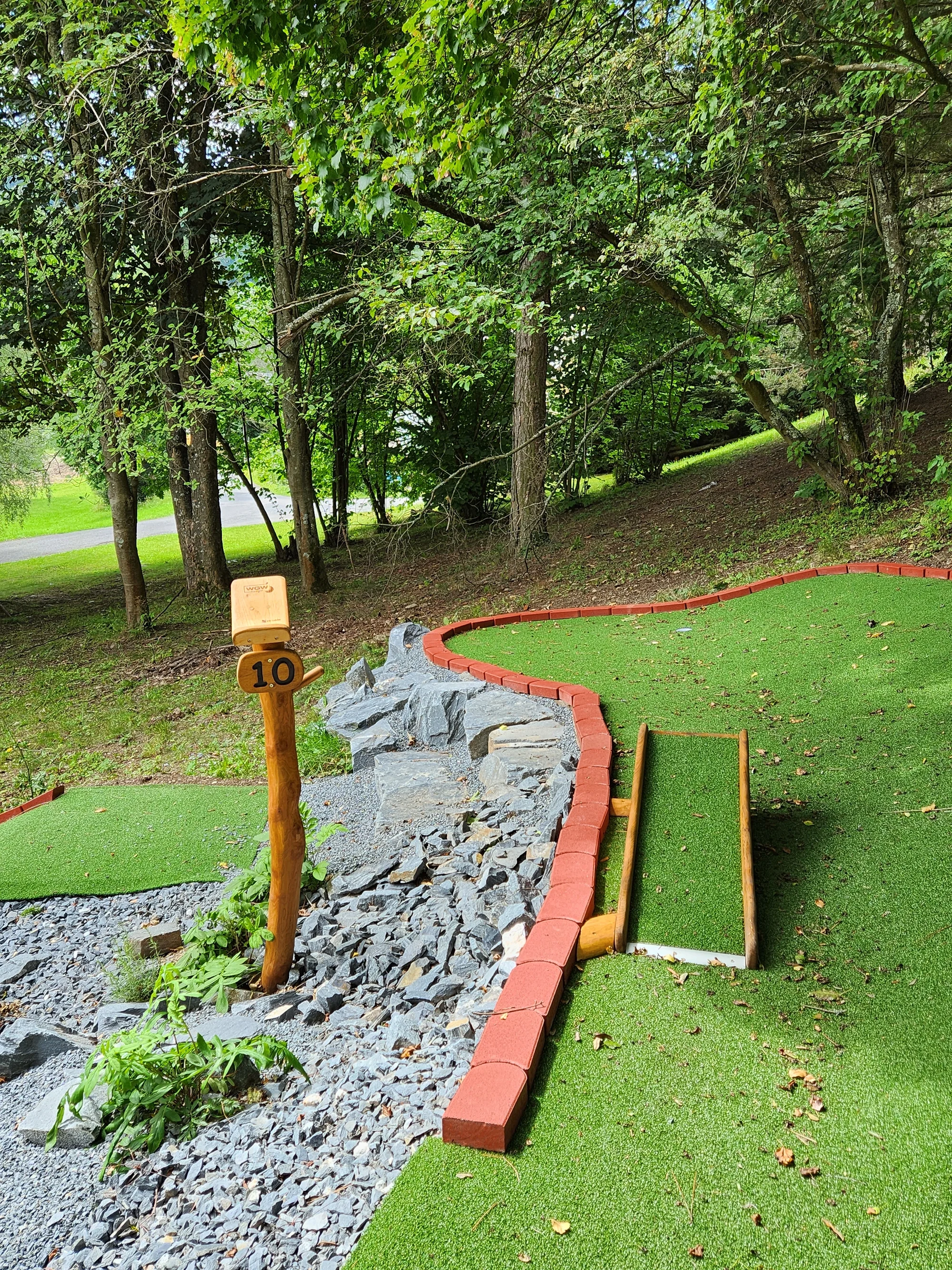 Vstup na 18jamkový adventure minigolf pro děti, dospělé i celou rodinu