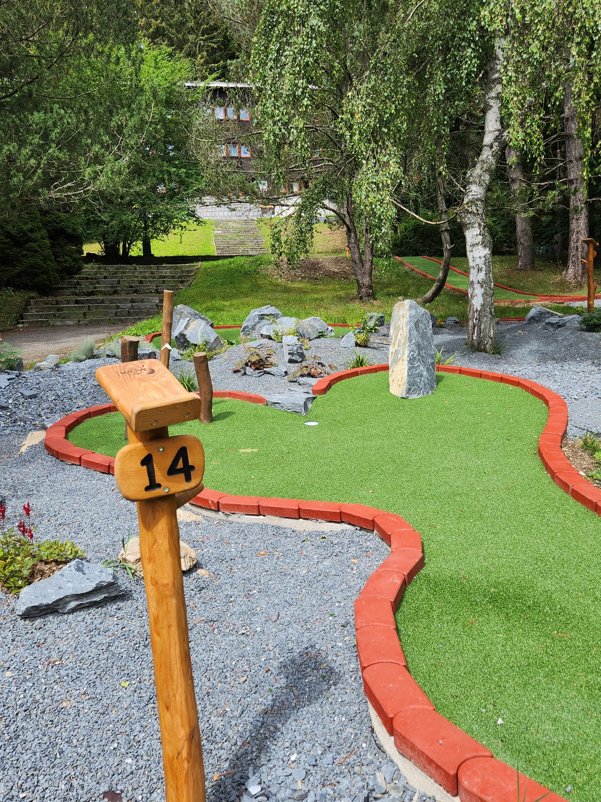 Vstup na 18jamkový adventure minigolf pro děti, dospělé i celou rodinu