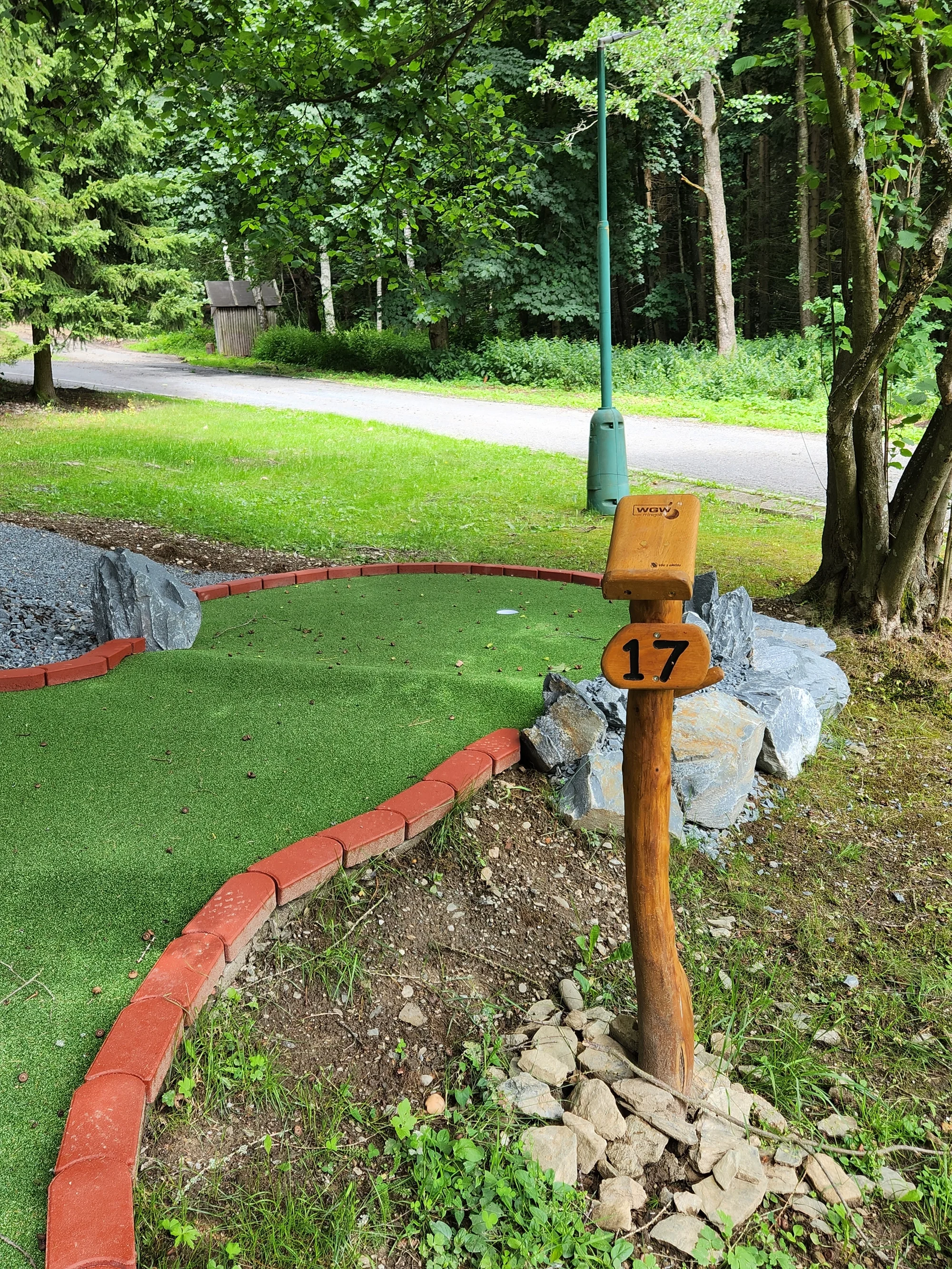 Vstup na 18jamkový adventure minigolf pro děti, dospělé i celou rodinu