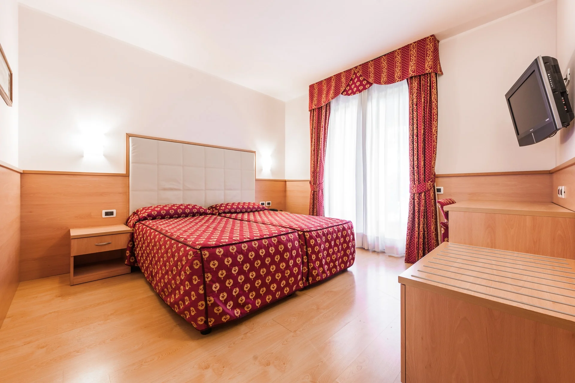 Dovolená u Lago di Garda: 3* hotel u jezera se snídaní, v létě venkovní bazén