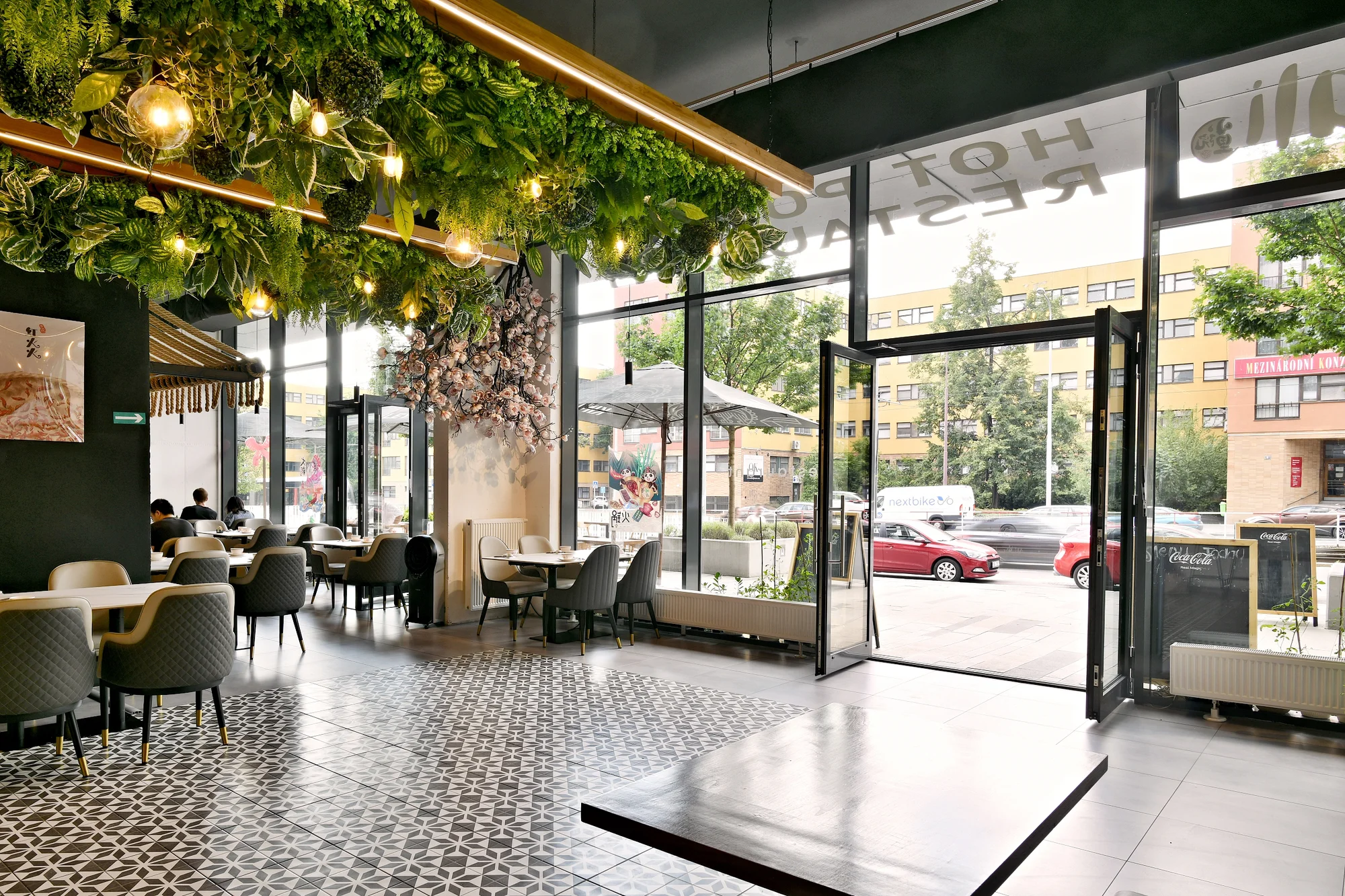 Uvařte si sami: masový talíř nebo mořské plody v autentické hotpot restauraci Nali