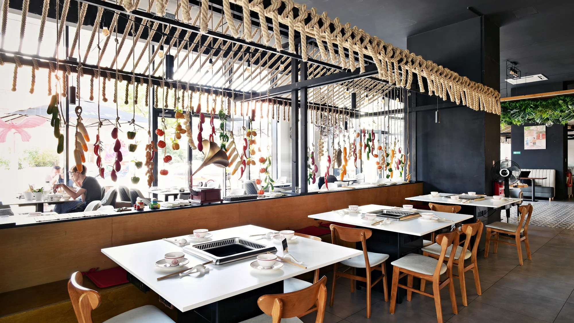 Uvařte si sami: masový talíř nebo mořské plody v autentické hotpot restauraci Nali